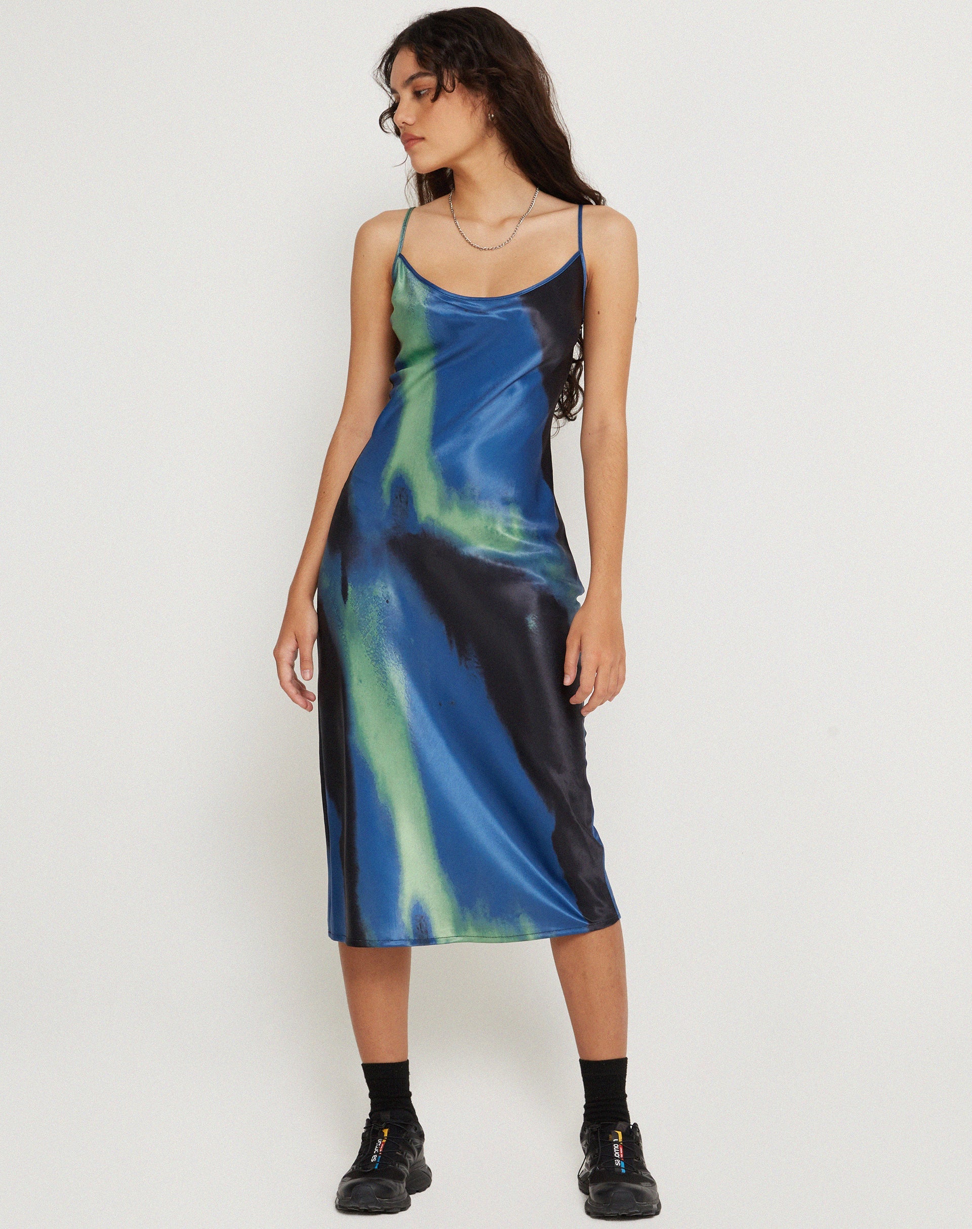 imagen de Juvina Midi Dress in Satin Watercolour Navy