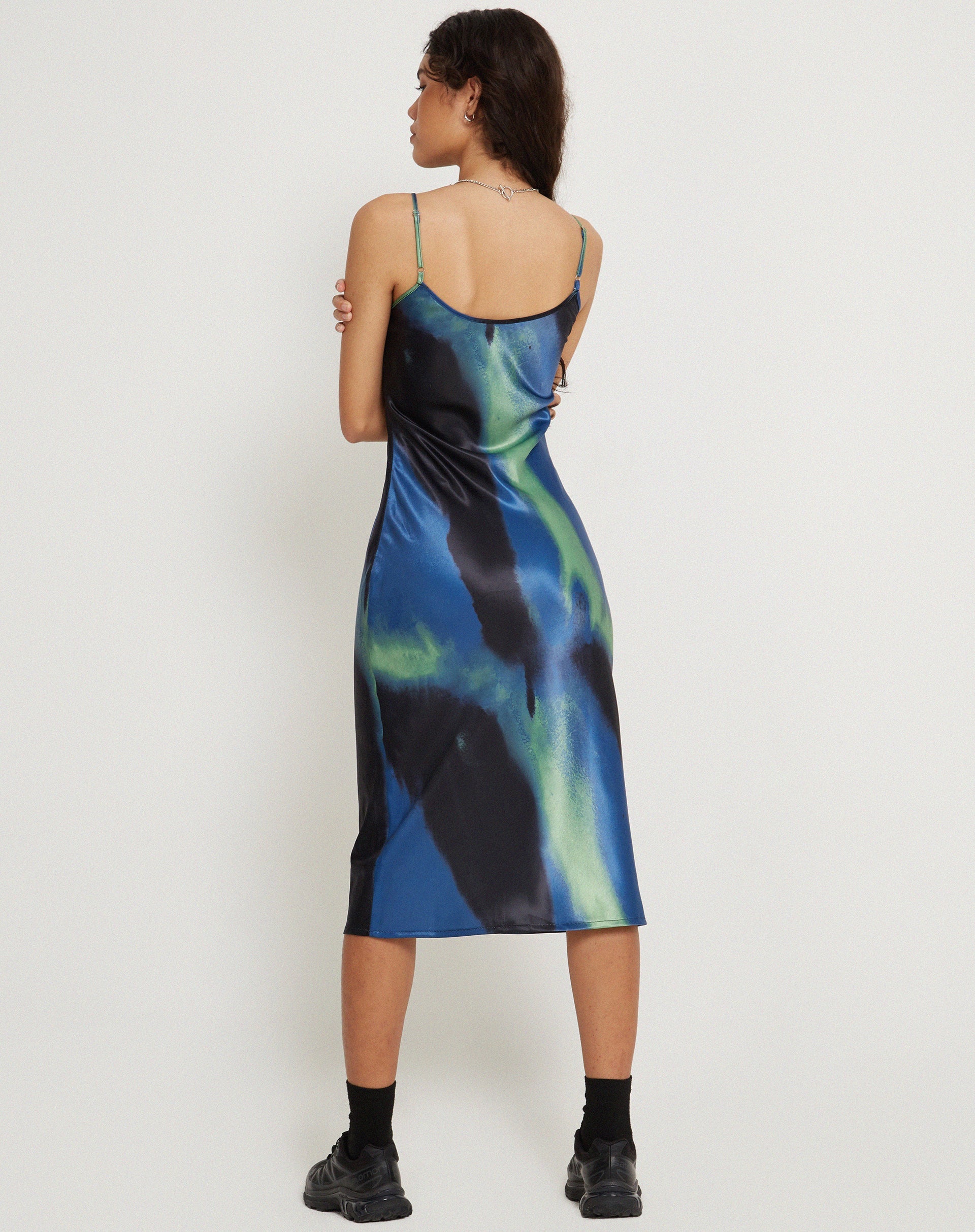 imagen de Juvina Midi Dress in Satin Watercolour Navy
