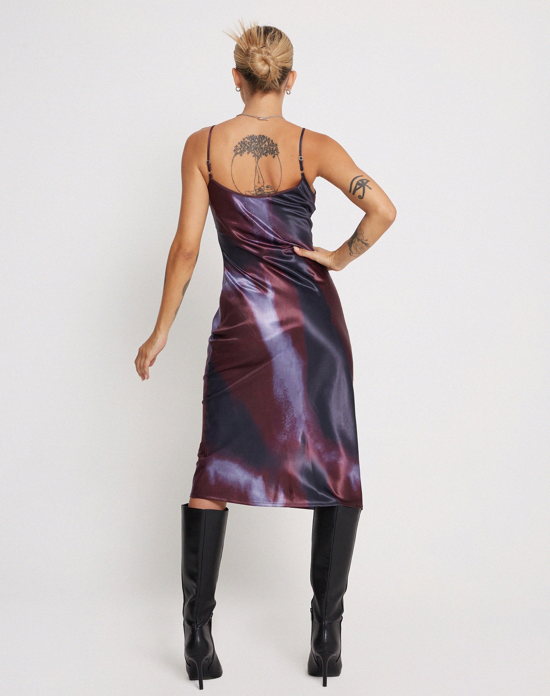 Imagen del vestido Juvina Midi de satén Acuarela Ciruela