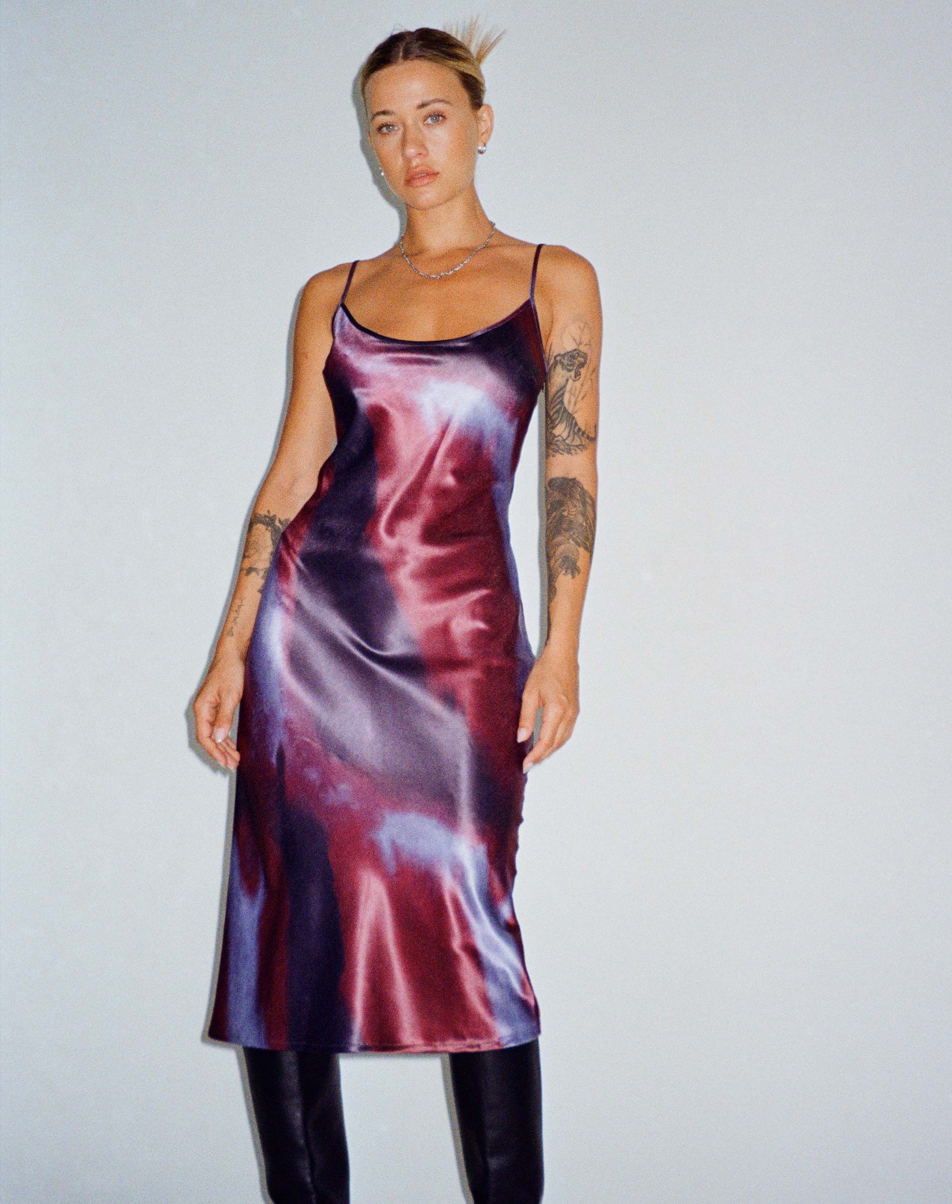 Imagen del vestido Juvina Midi de satén Acuarela Ciruela