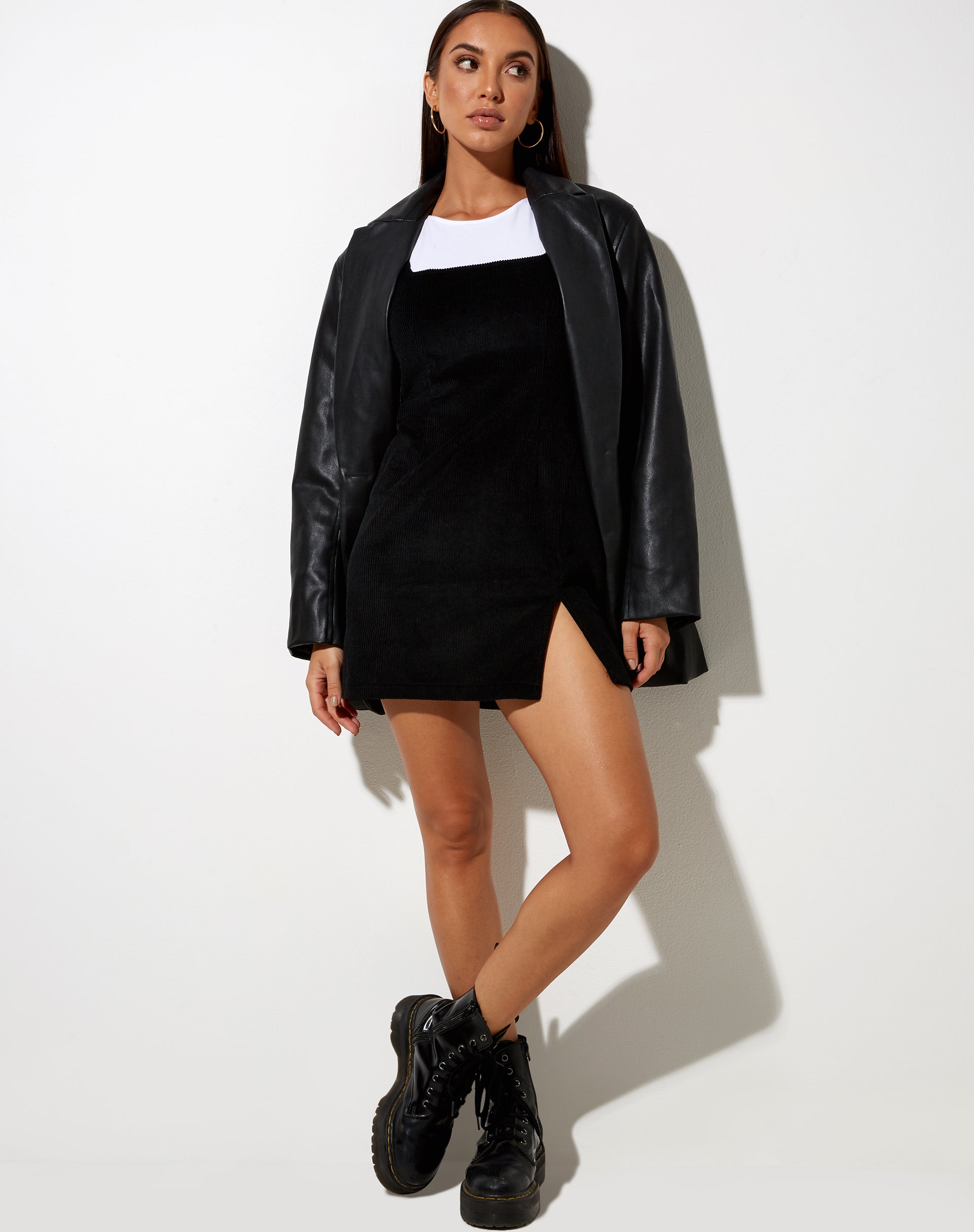 Imagen del minivestido Kaja en cordón negro