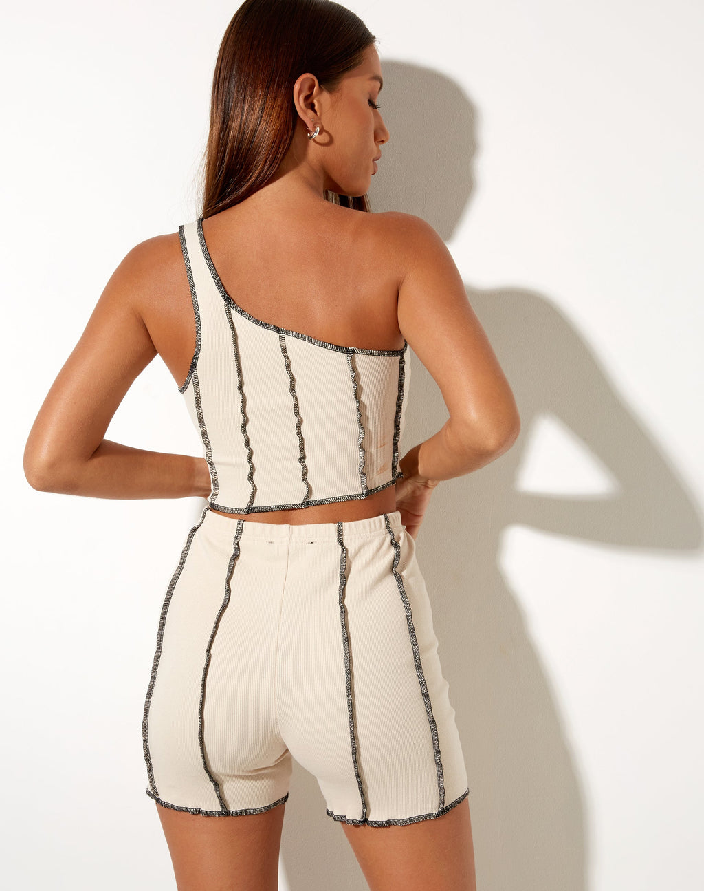 Pantalón corto Kala de canalé crudo con pespunte negro