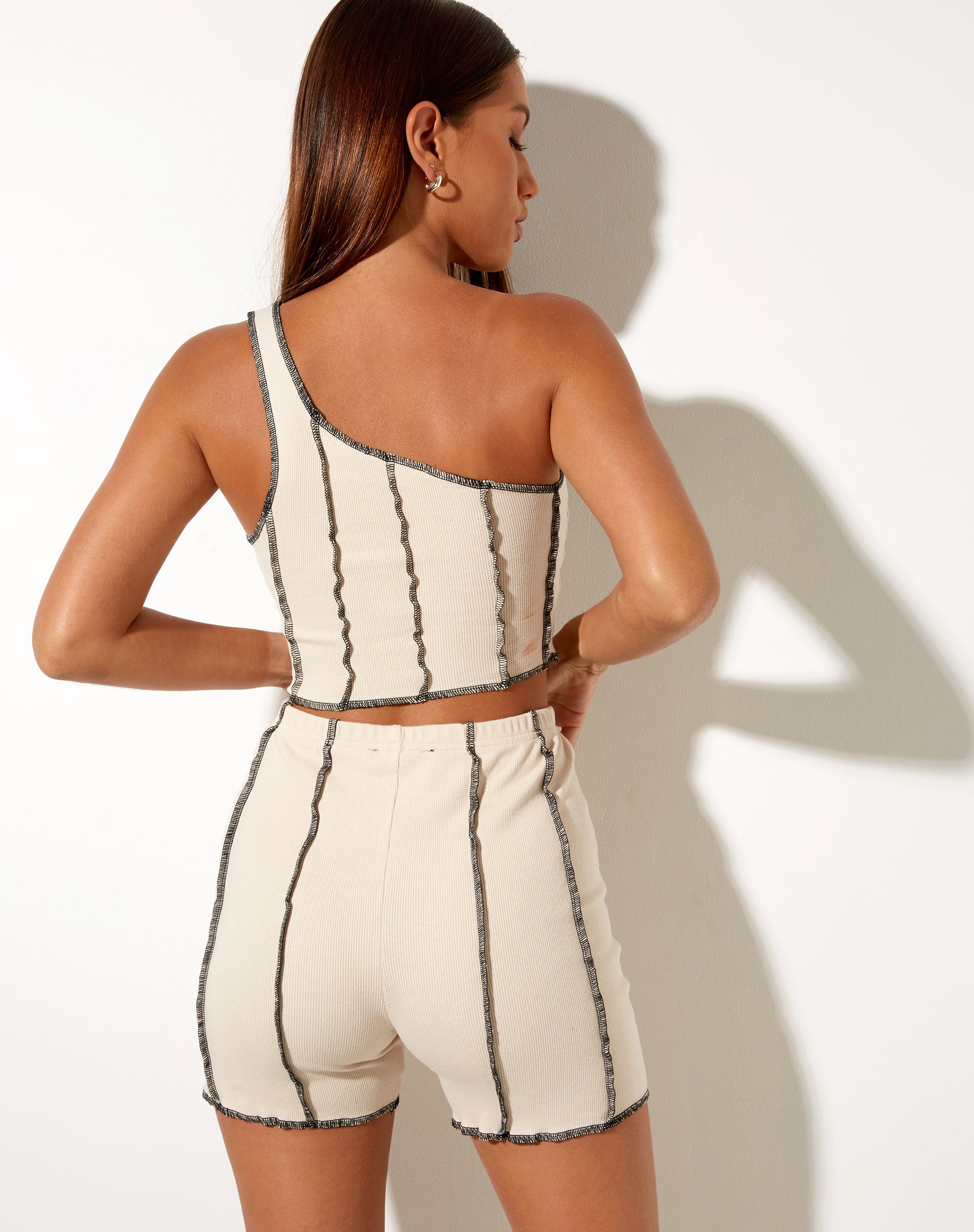Imagen de Kala Short en canalé crudo con pespuntes negros