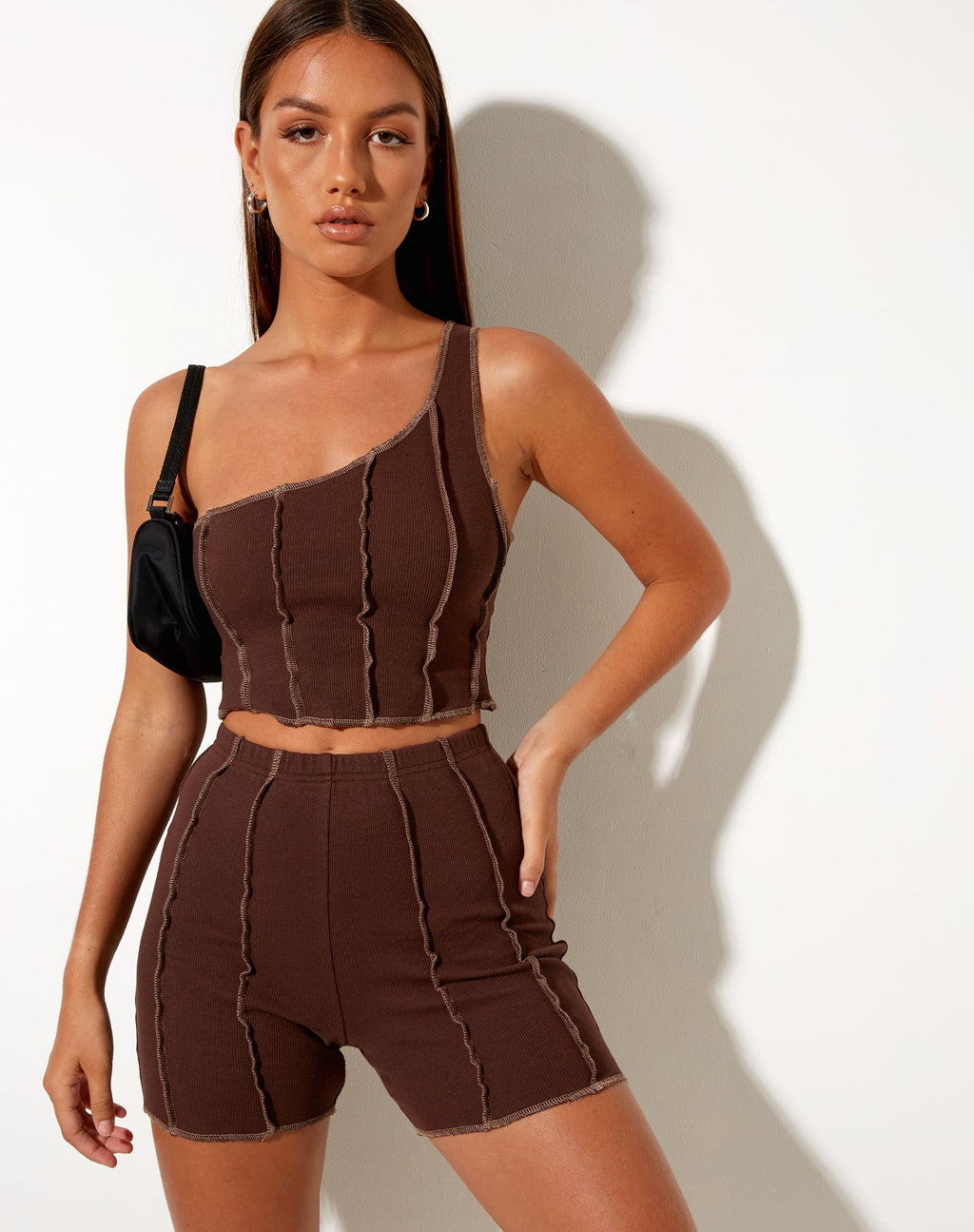 Pantalón Corto Kala en Rib Deep Mahogany con Costura Marrón
