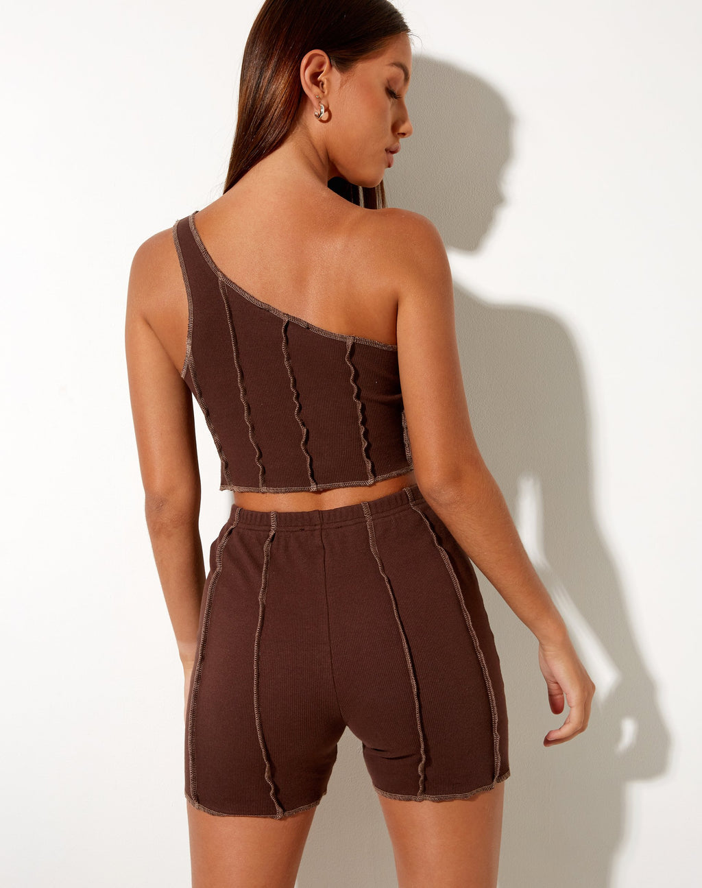 Pantalón Corto Kala en Rib Deep Mahogany con Costura Marrón