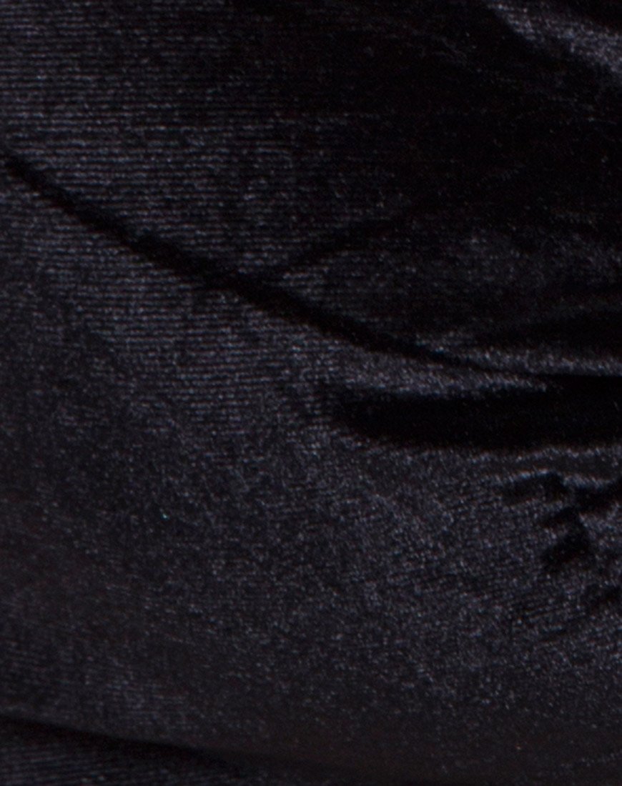 Imagen de Kasen Bralet en terciopelo negro