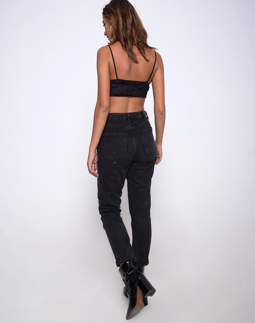 Imagen de Kasen Bralet en terciopelo negro