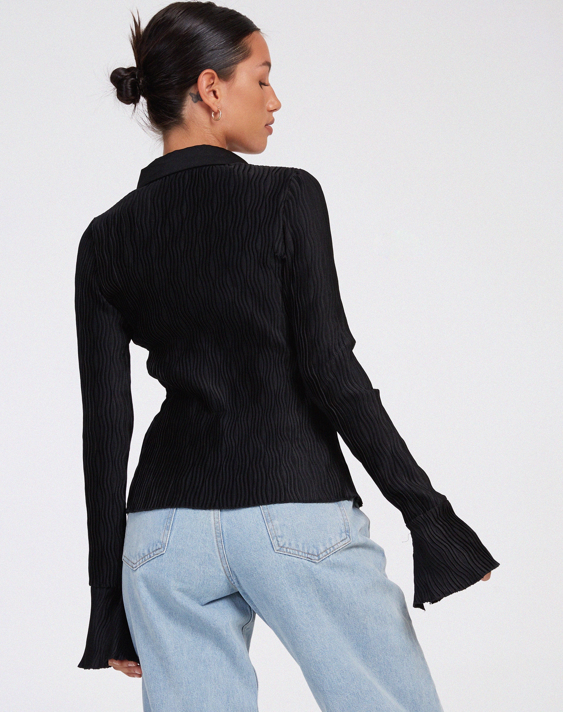 imagen de la camisa Keani en negro arrugado