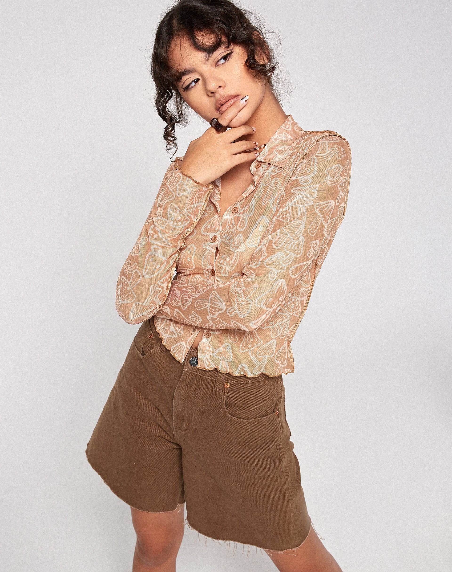 Imagen de la camisa Keyla en Tan Mushroom