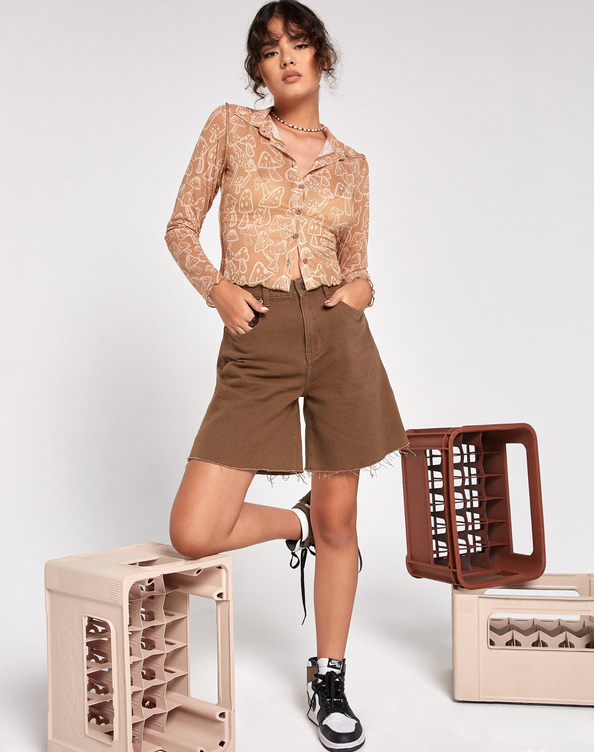 Imagen de la camisa Keyla en Tan Mushroom