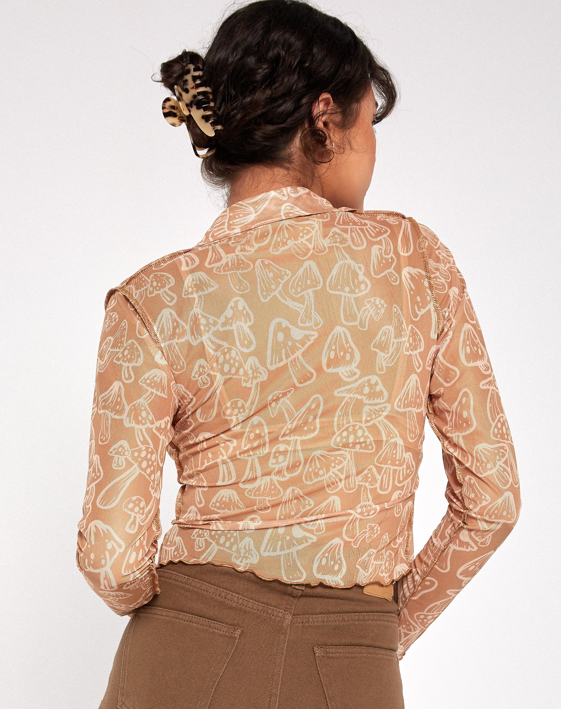 Imagen de la camisa Keyla en Tan Mushroom