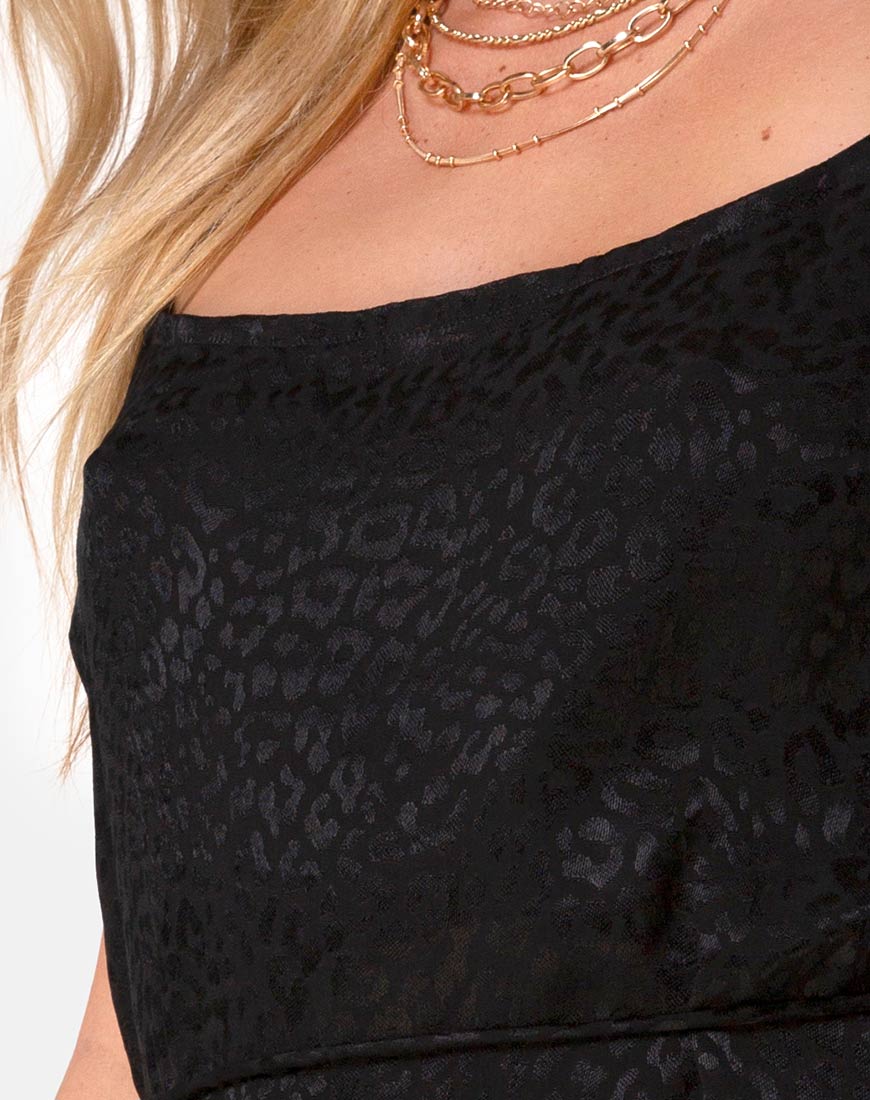 Imagen del vestido Kinley de satén negro guepardo