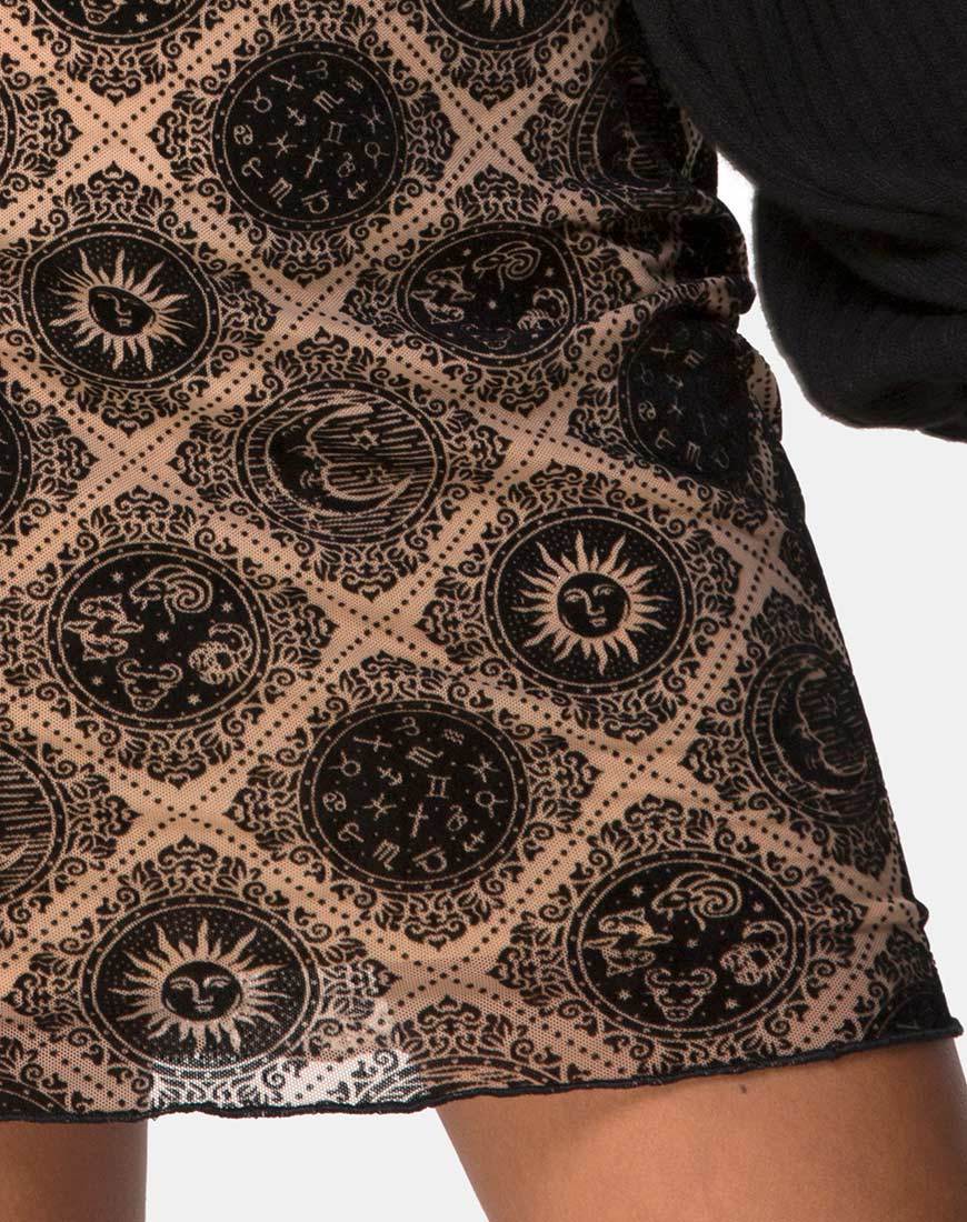 Imagen de la minifalda Kinnie de red topo con estampado de signos negros