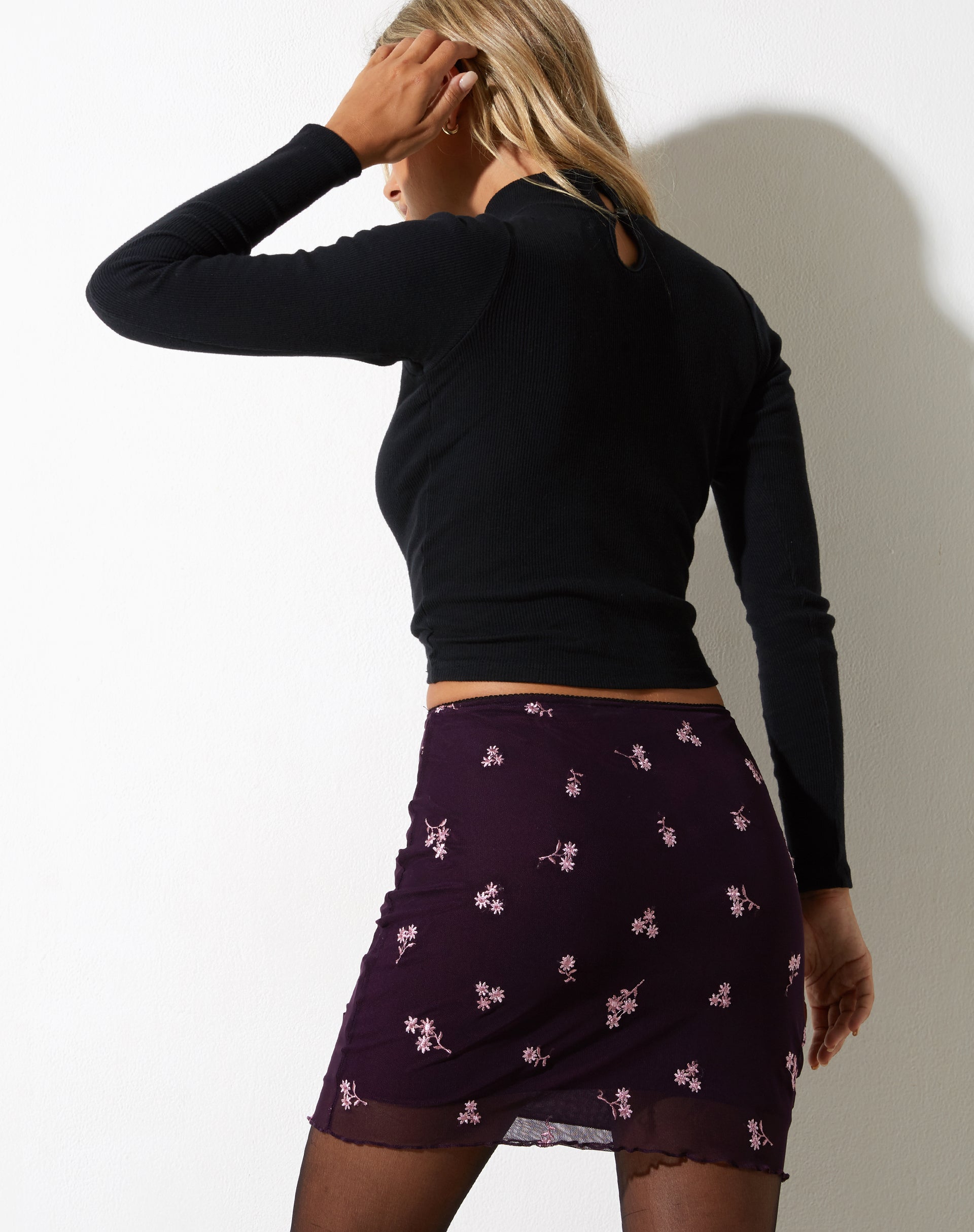 imagen de Kinnie Mini Skirt in Plum Daisy Embro