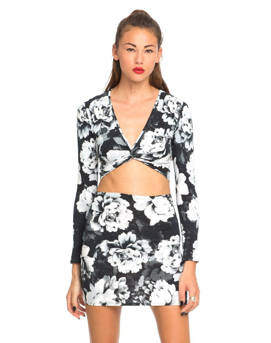 Motel Kira Twist Front Crop en Tonal Floral Negro Blanco
