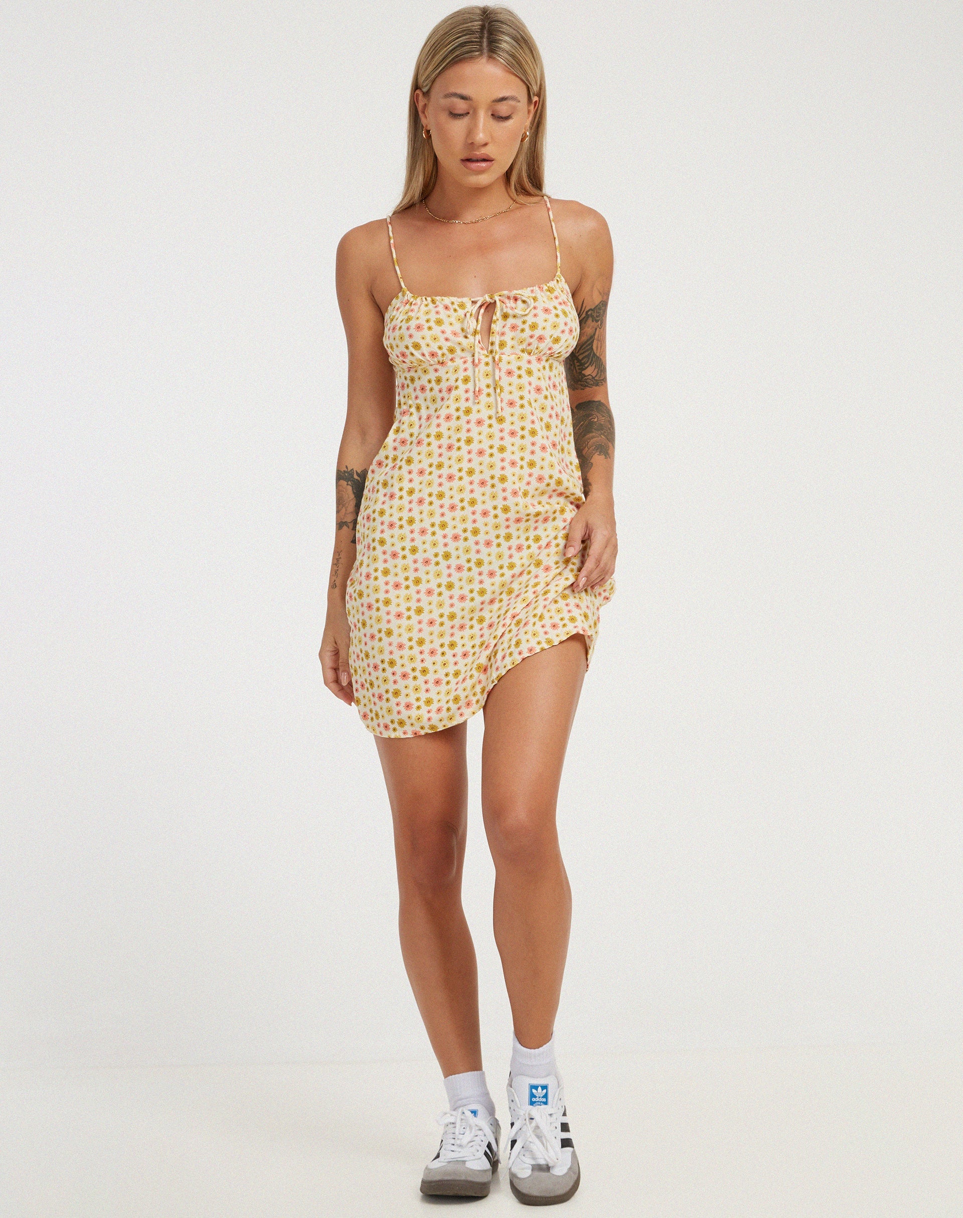 imagen de Kumala Slip Dress in Daisy Chain Cream