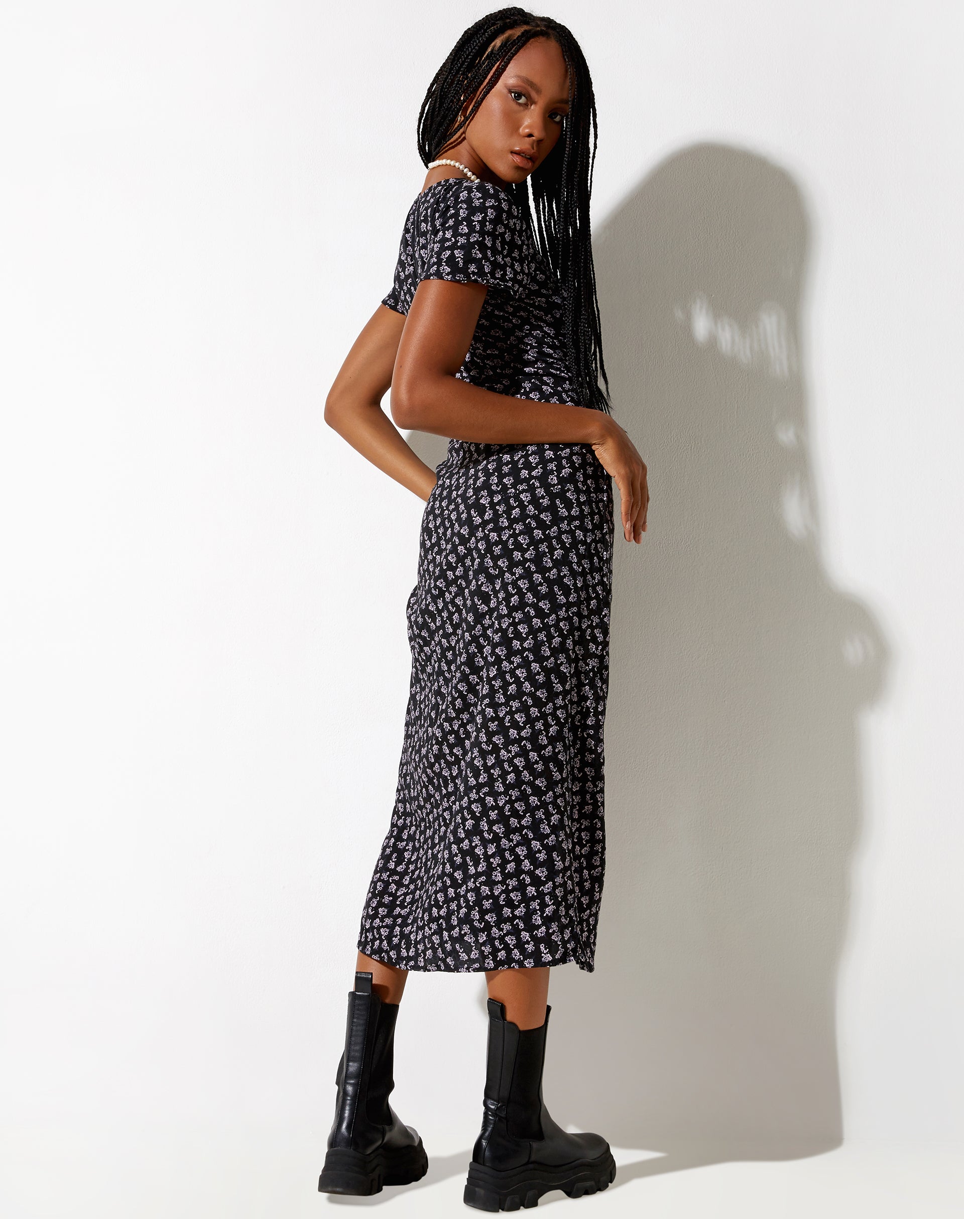 Imagen del vestido Larin Midi Dress in Dark Base Floral Negro