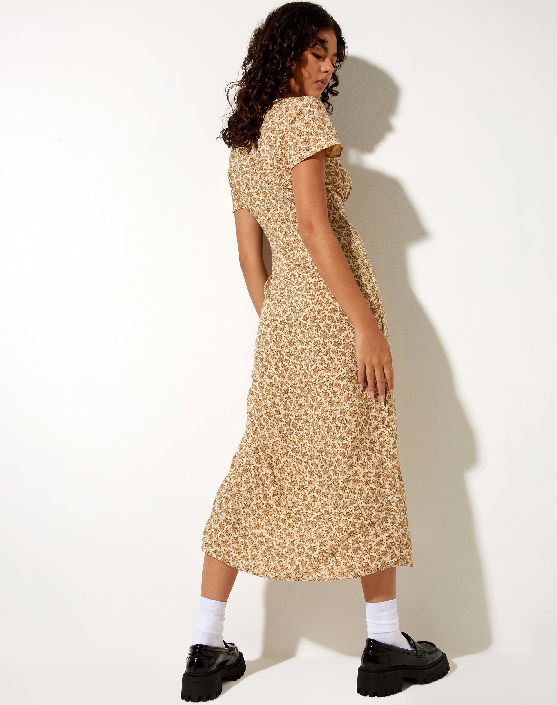 Imagen del vestido Larin Midi Dress in Washed Ditsy