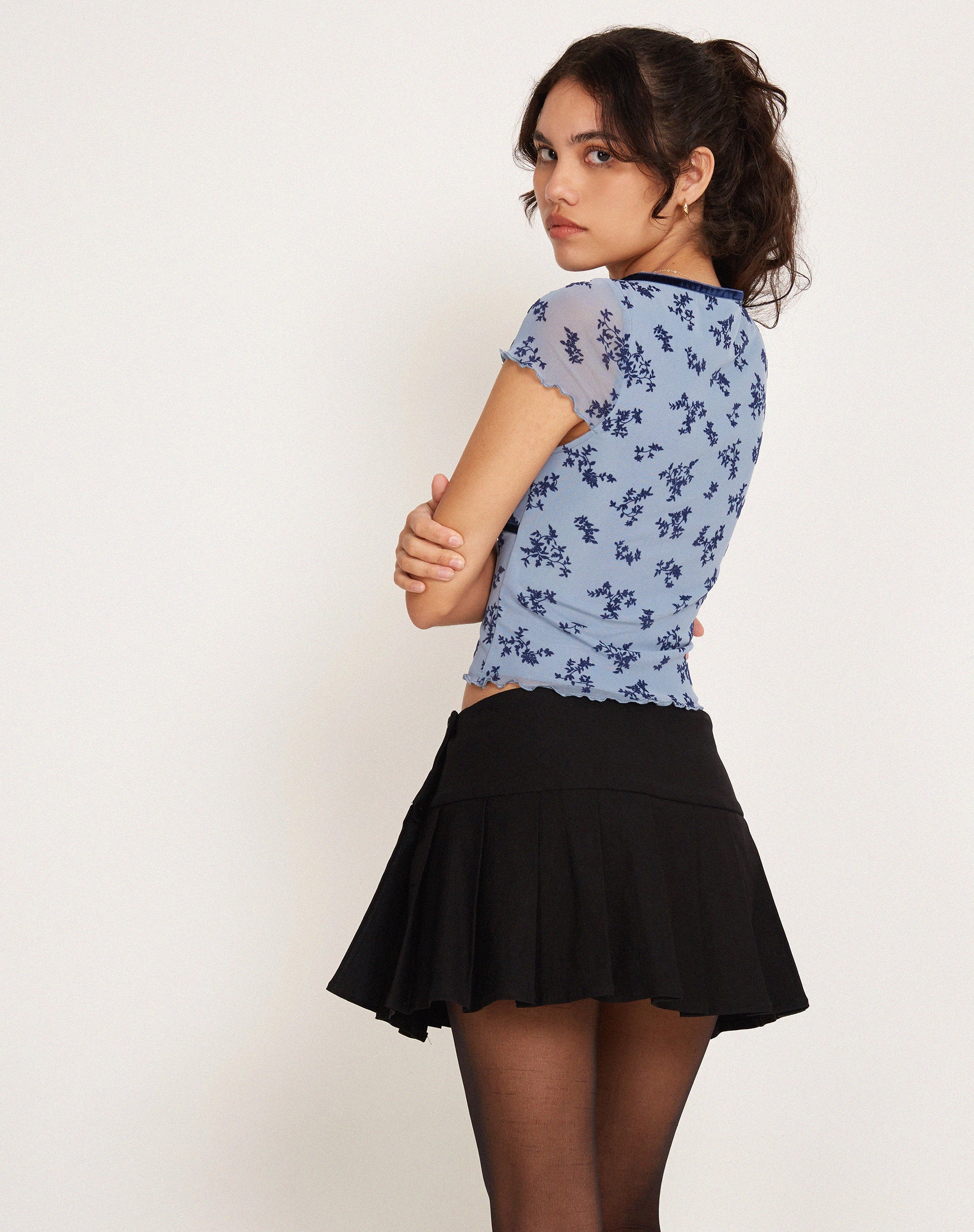 Imagen del top Livi Mesh Top en azul claro y azul marino Botanist Flocking