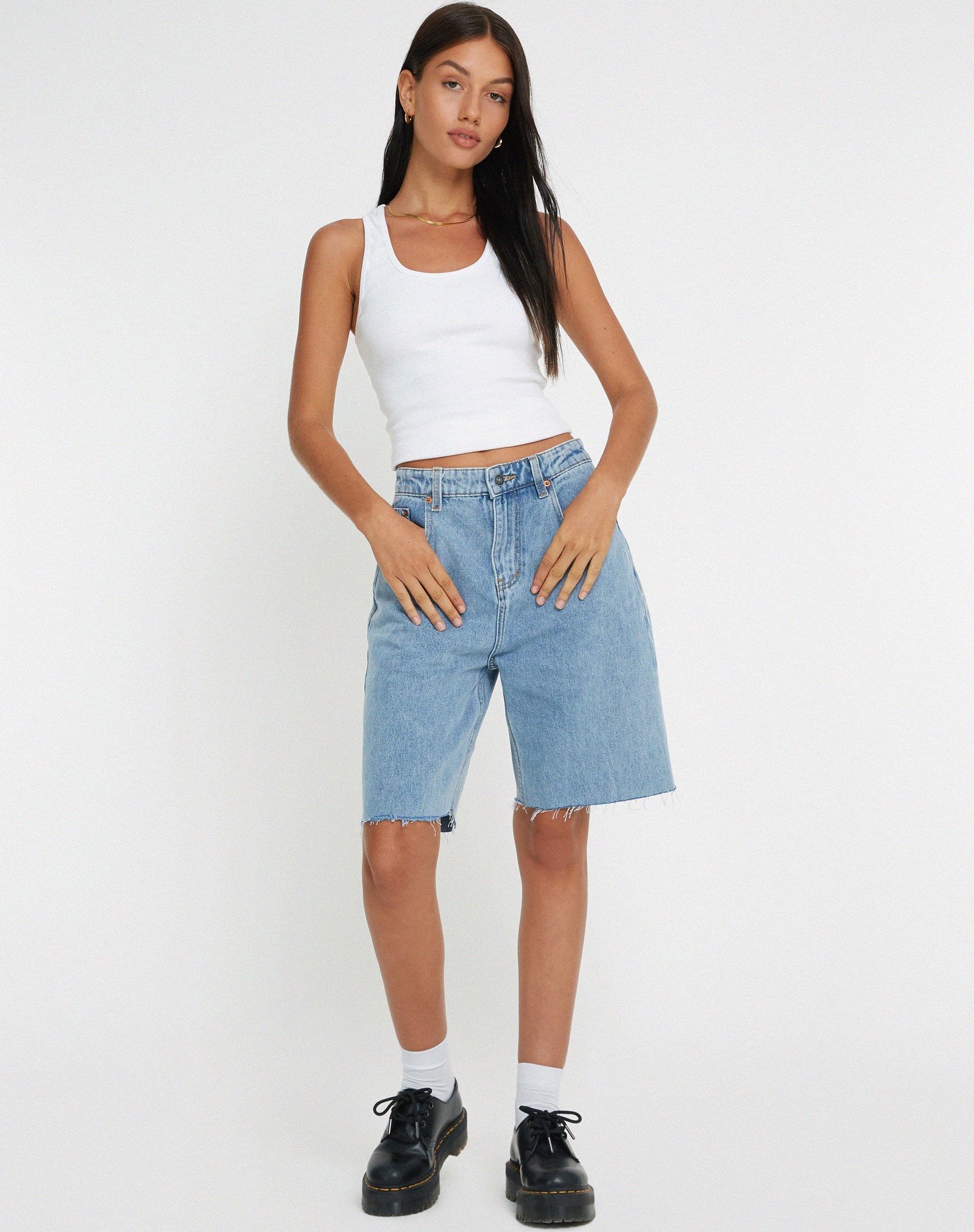 IMAGEN DE PANTALONES CORTOS VAQUEROS LONGLINE DAD EN LAVADO CLARO