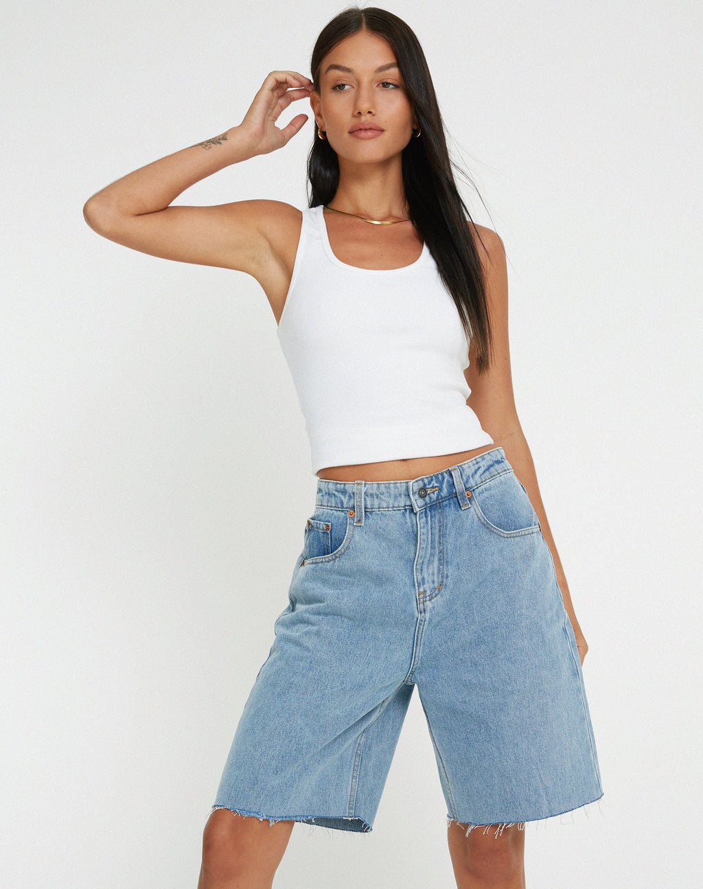 Pantalones cortos vaqueros largos en lavado claro