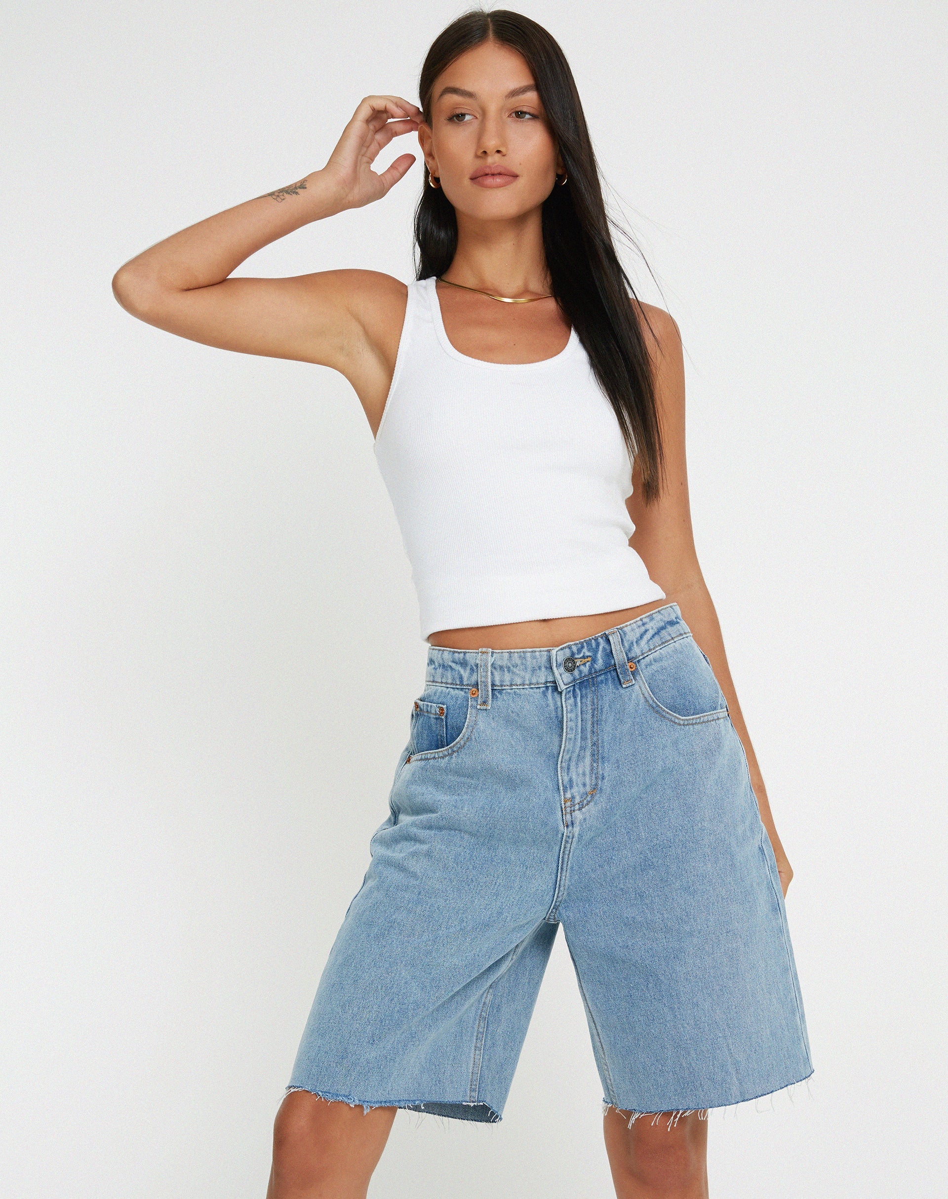 IMAGEN DE PANTALONES CORTOS VAQUEROS LONGLINE DAD EN LAVADO CLARO