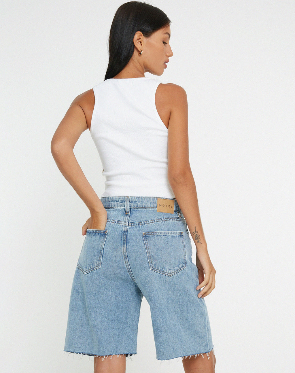 Pantalones cortos vaqueros largos en lavado claro
