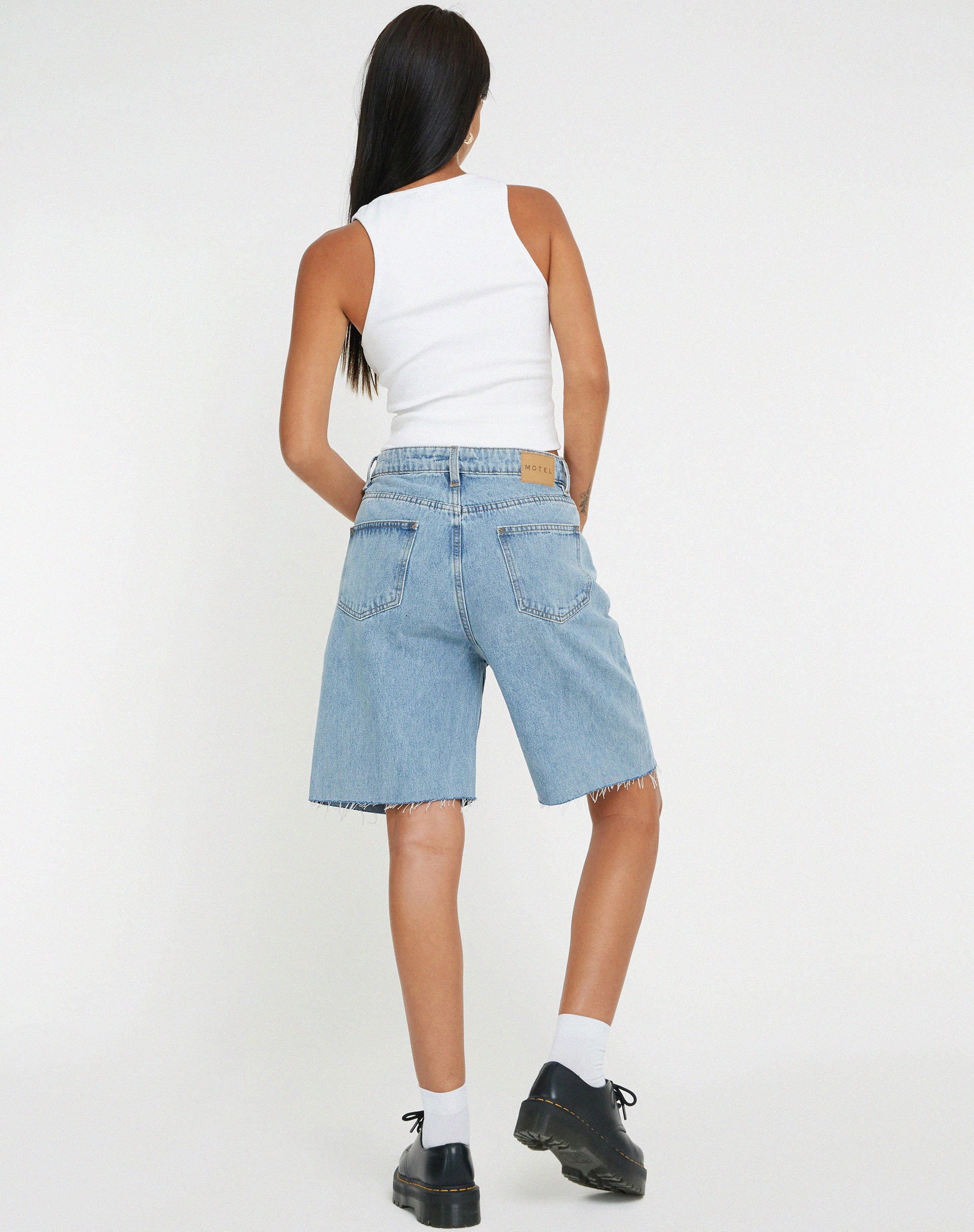 IMAGEN DE PANTALONES CORTOS VAQUEROS LONGLINE DAD EN LAVADO CLARO