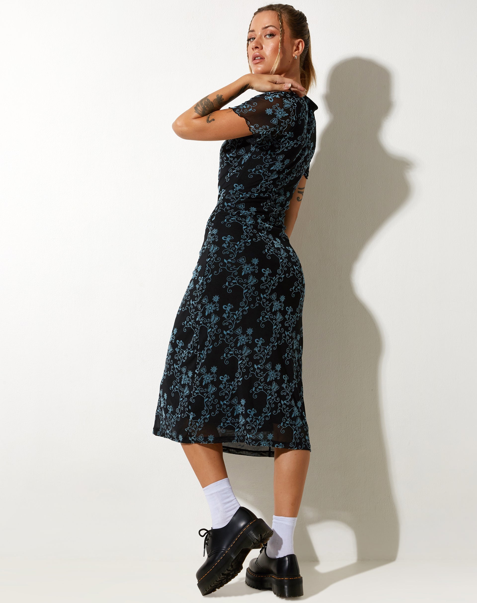 imagen de Lorani Midi Dress in Butterfly Vine Flock Blue