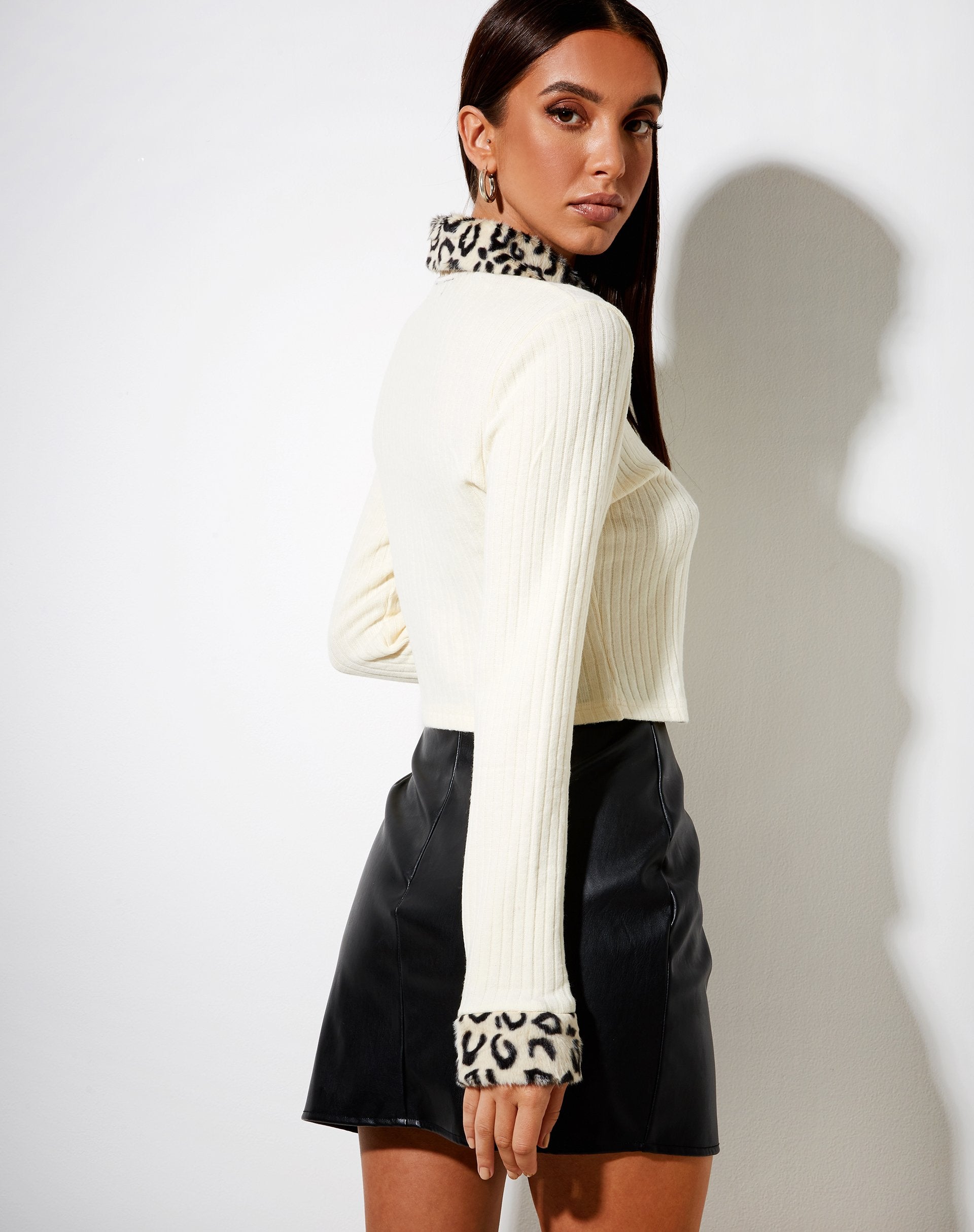 Imagen de Loria Cardi en canalé marfil con animal beige