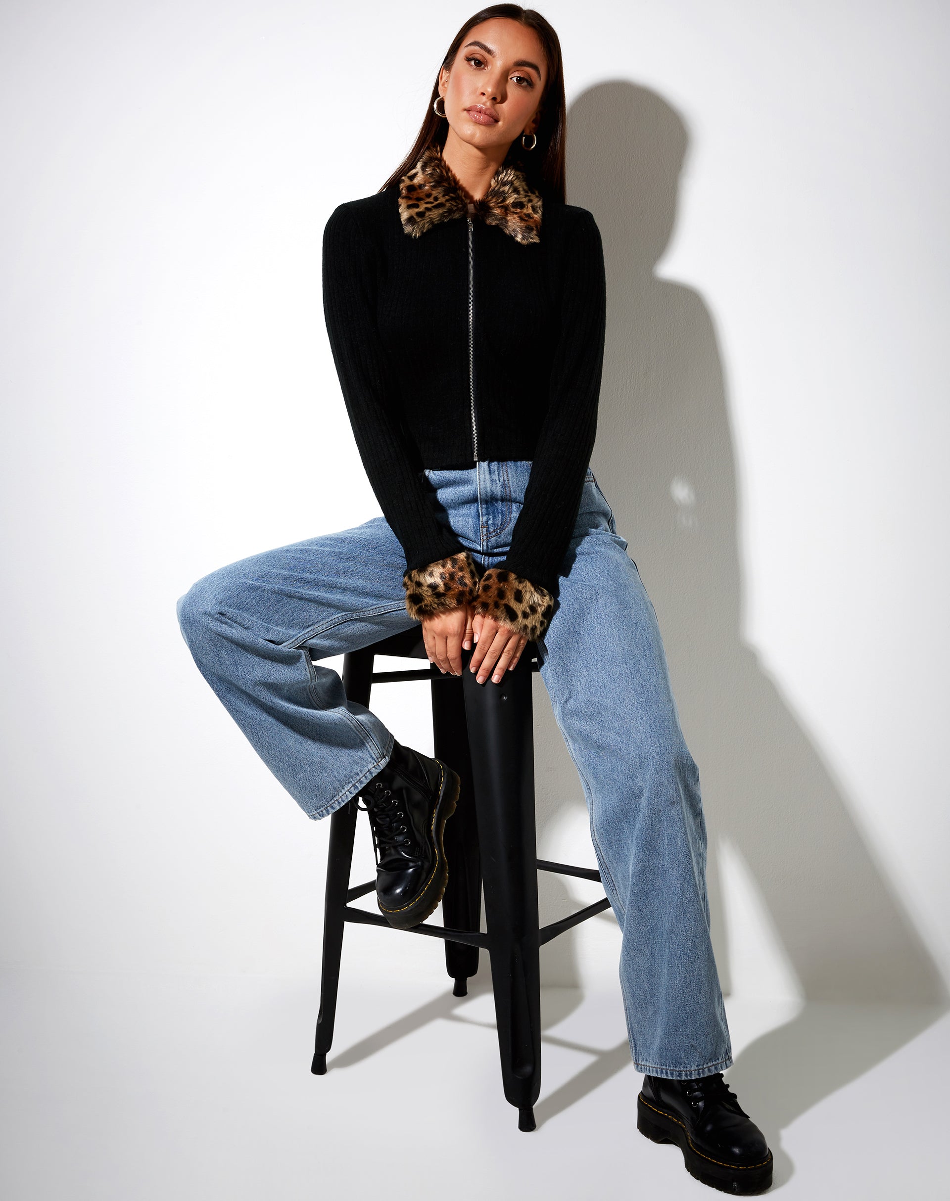Imagen de Loria Cardi en negro con animal marrón