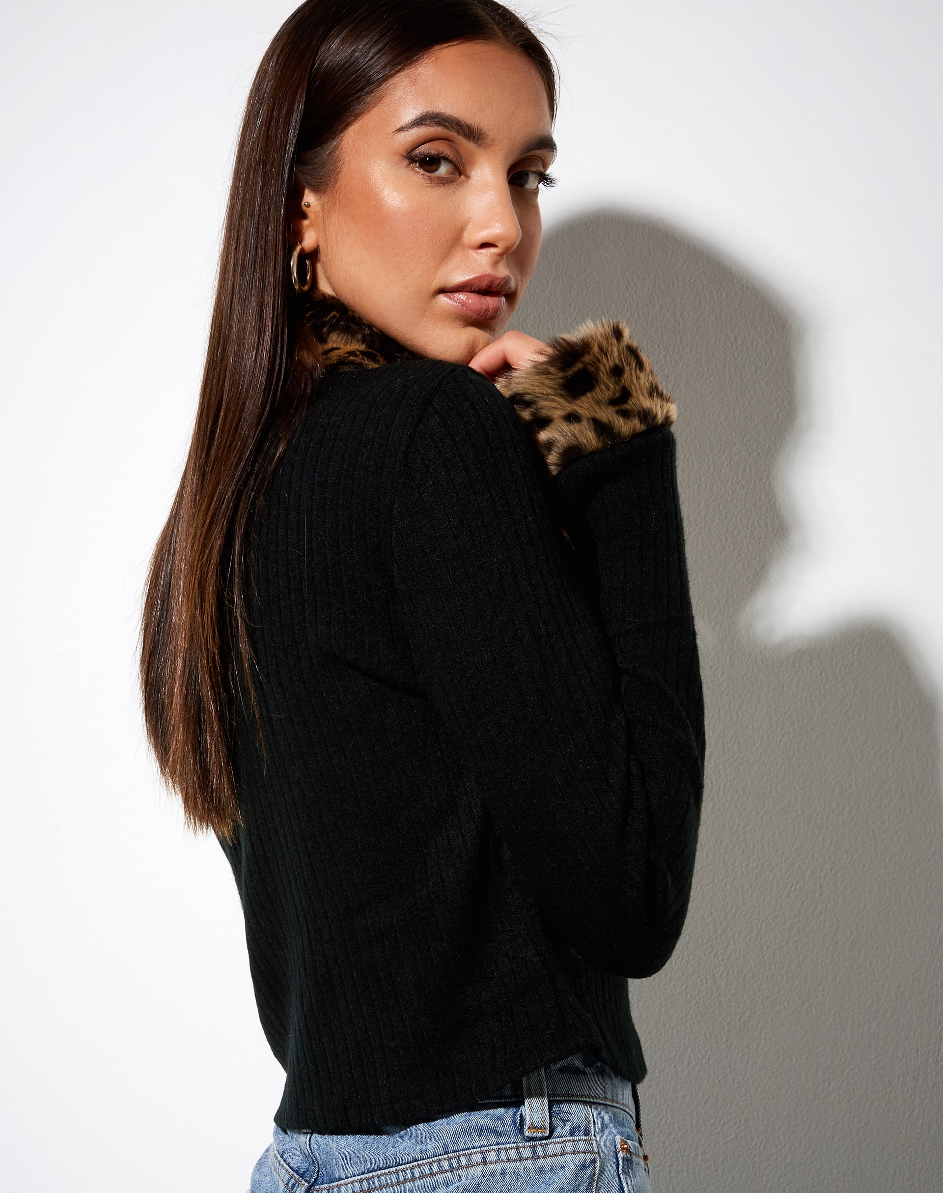 Imagen de Loria Cardi en negro con animal marrón