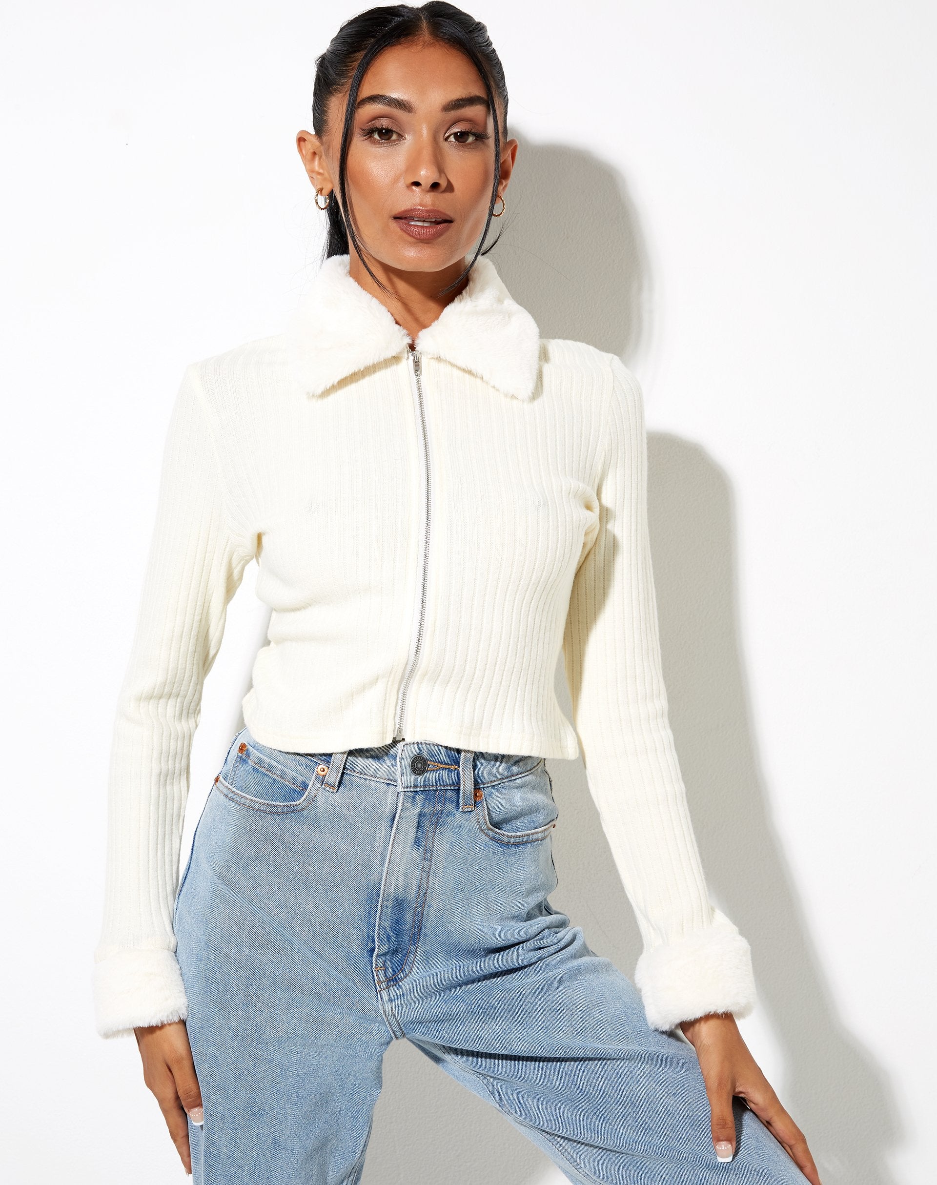 Imagen de Loria Fur Cardigan en marfil