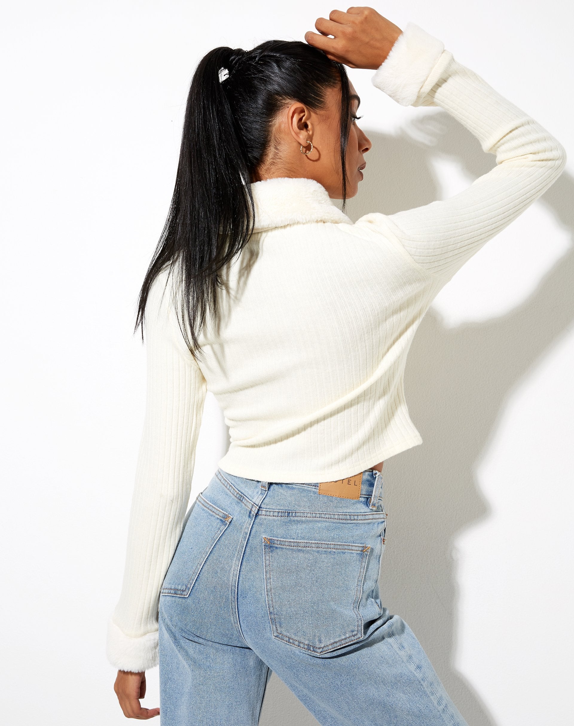 Imagen de Loria Fur Cardigan en marfil