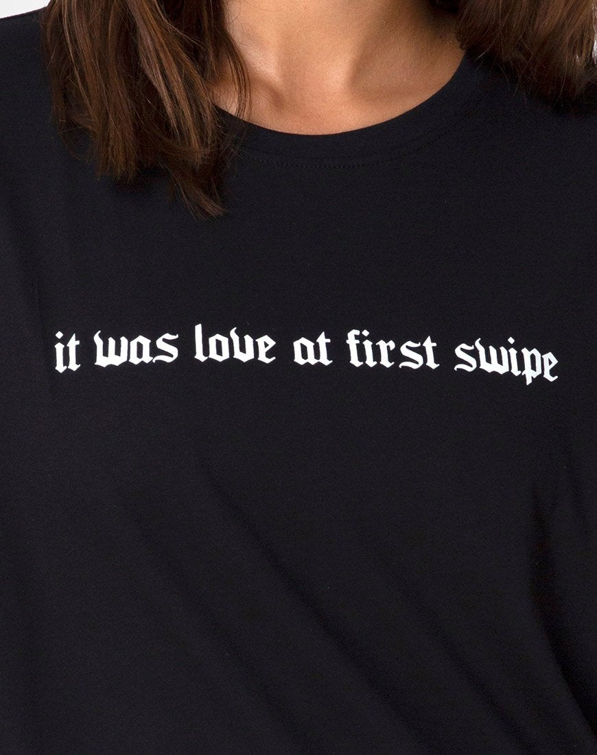 Imagen de Lotsun Tee en Love at First Swipe con colocación en negro