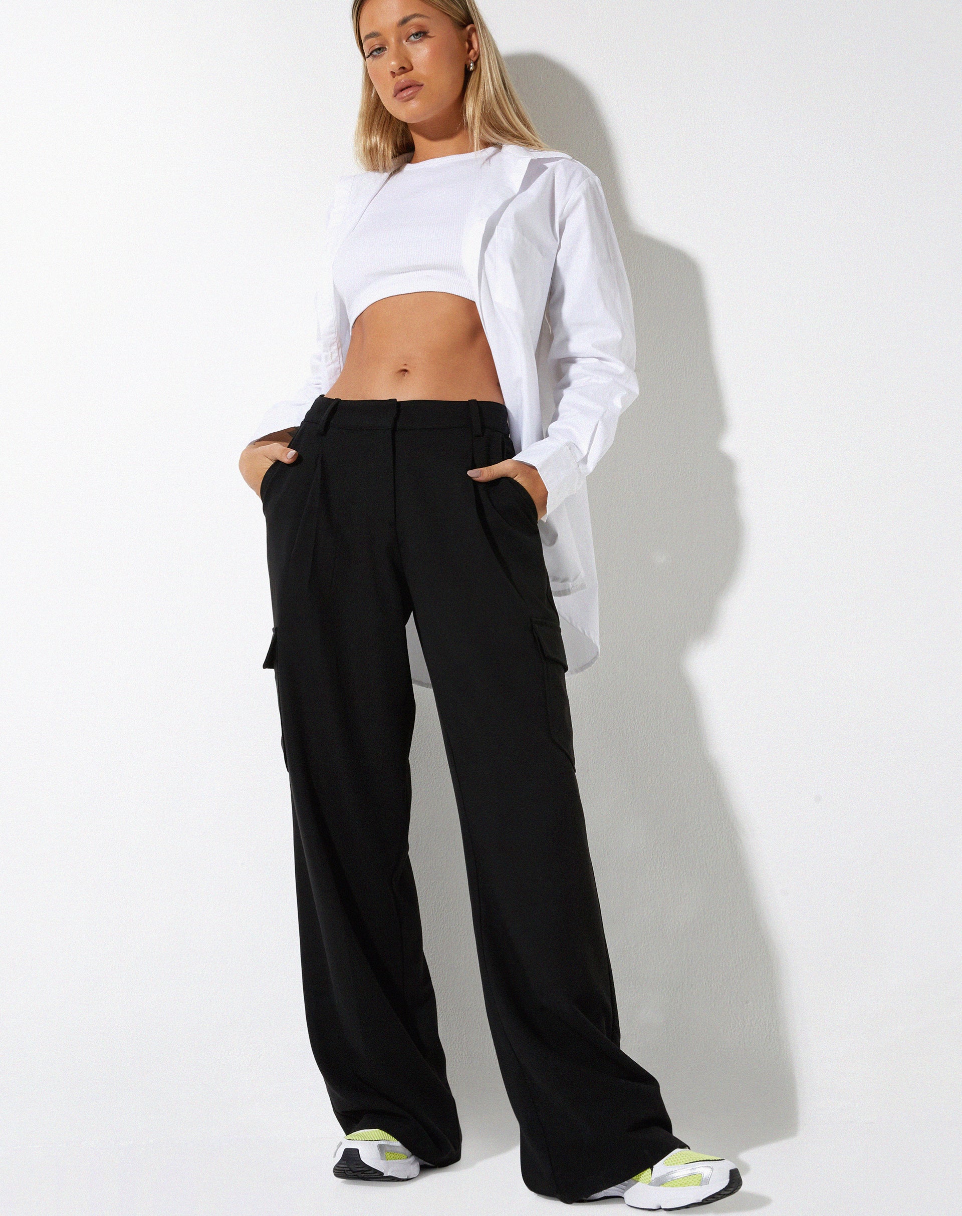 image of image of Pantalón cargo Abba de tiro bajo en sastrería negro