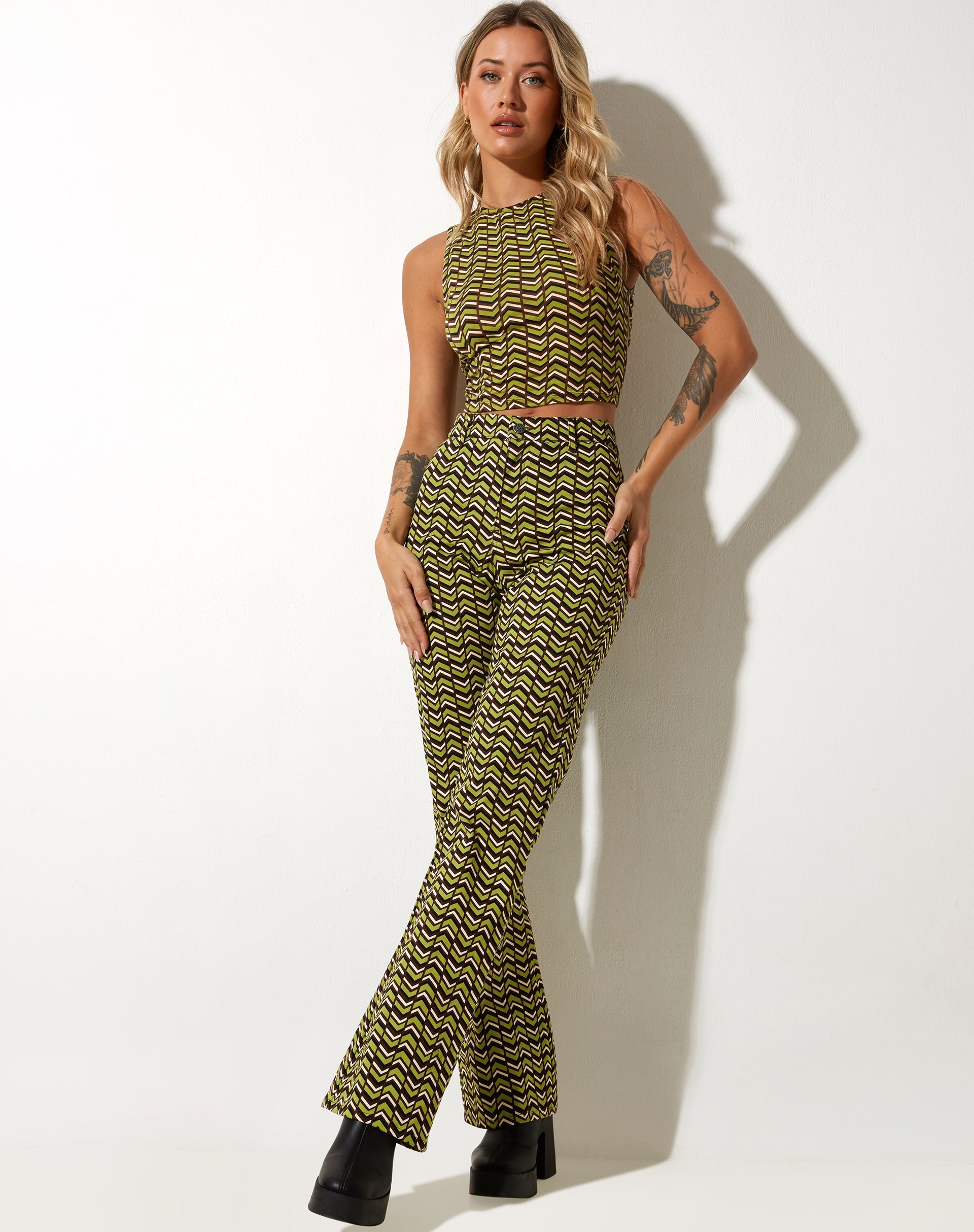 imagen de Zoven Flare Trouser in Chevron Green