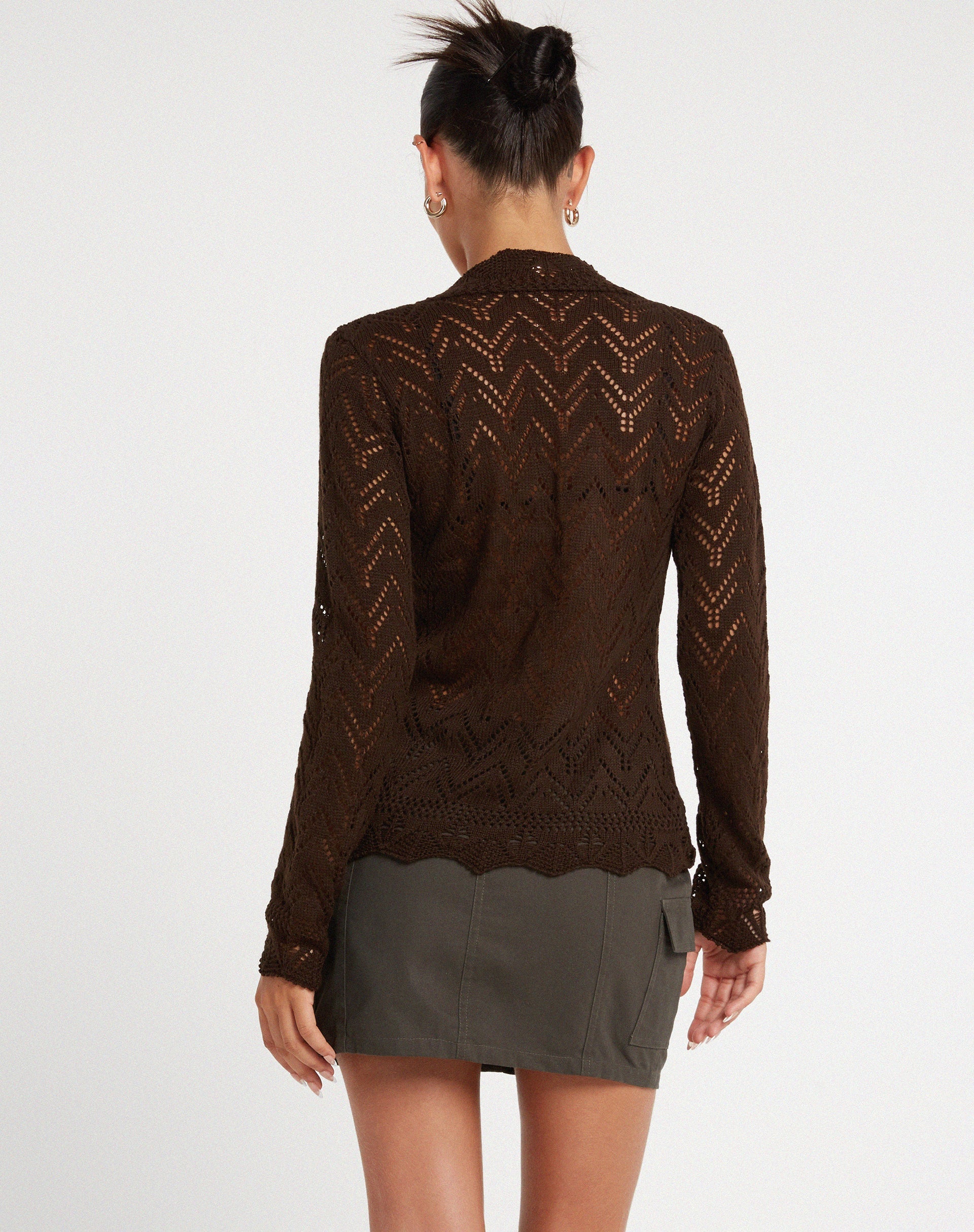 imagen de Mahina Cardi en punto marrón chocolate