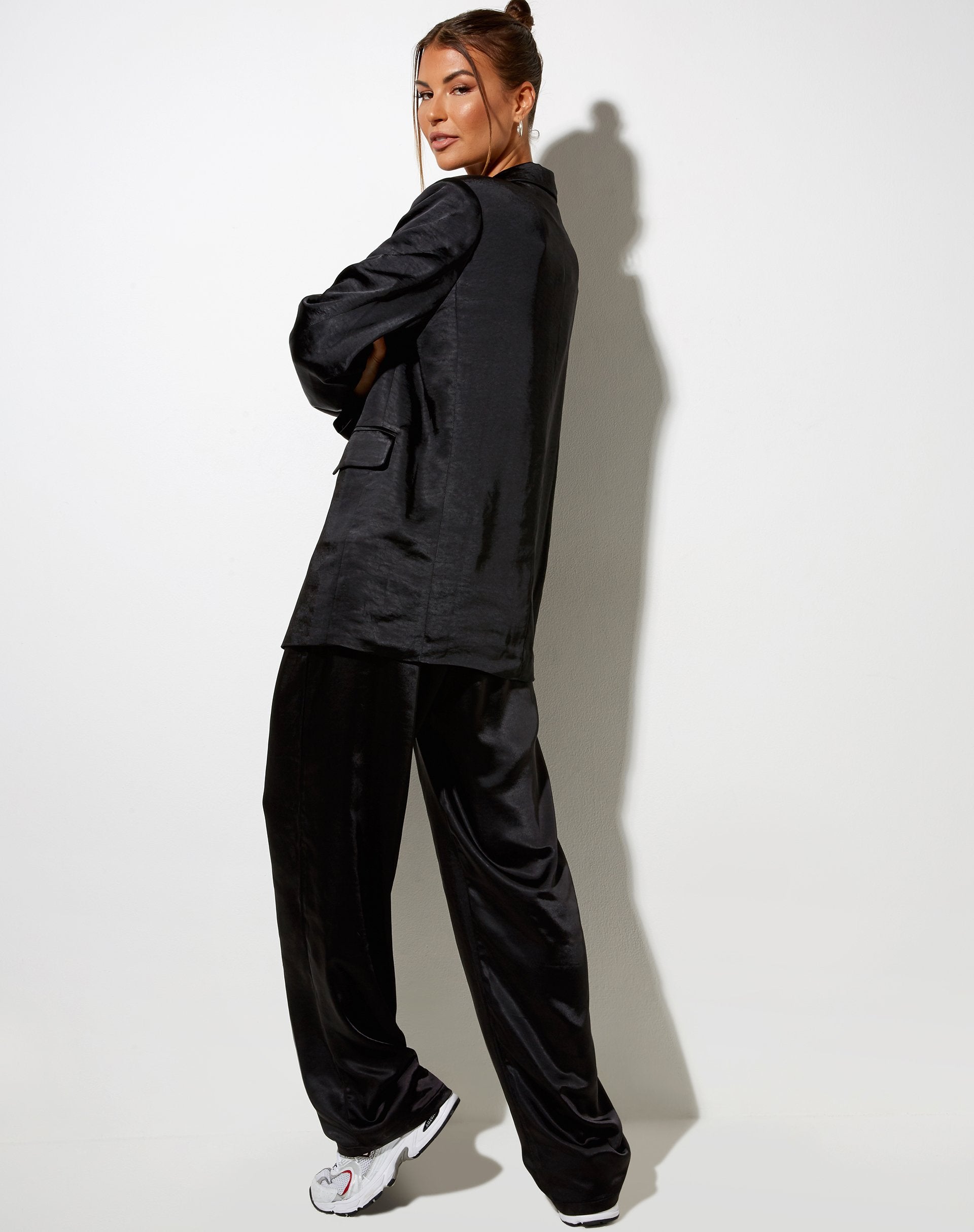 Imagen del pantalón Sakila negro satinado