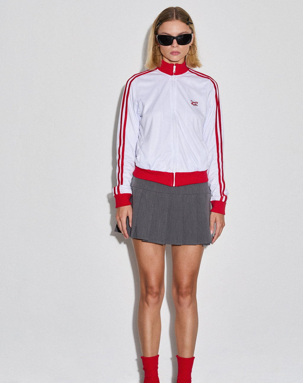 Chaqueta con cremallera Makira en blanco con doble raya roja