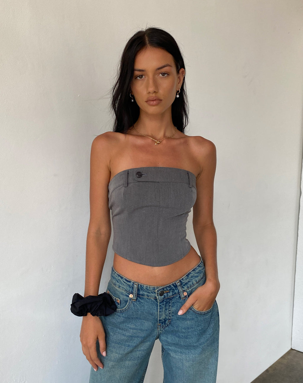 Top Manaf con detalle de cinturón y corsé en Tailoring Charcoal