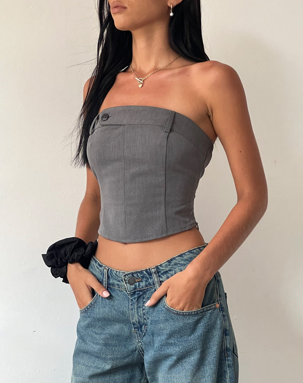 Top Manaf con detalle de cinturón y corsé en Tailoring Charcoal