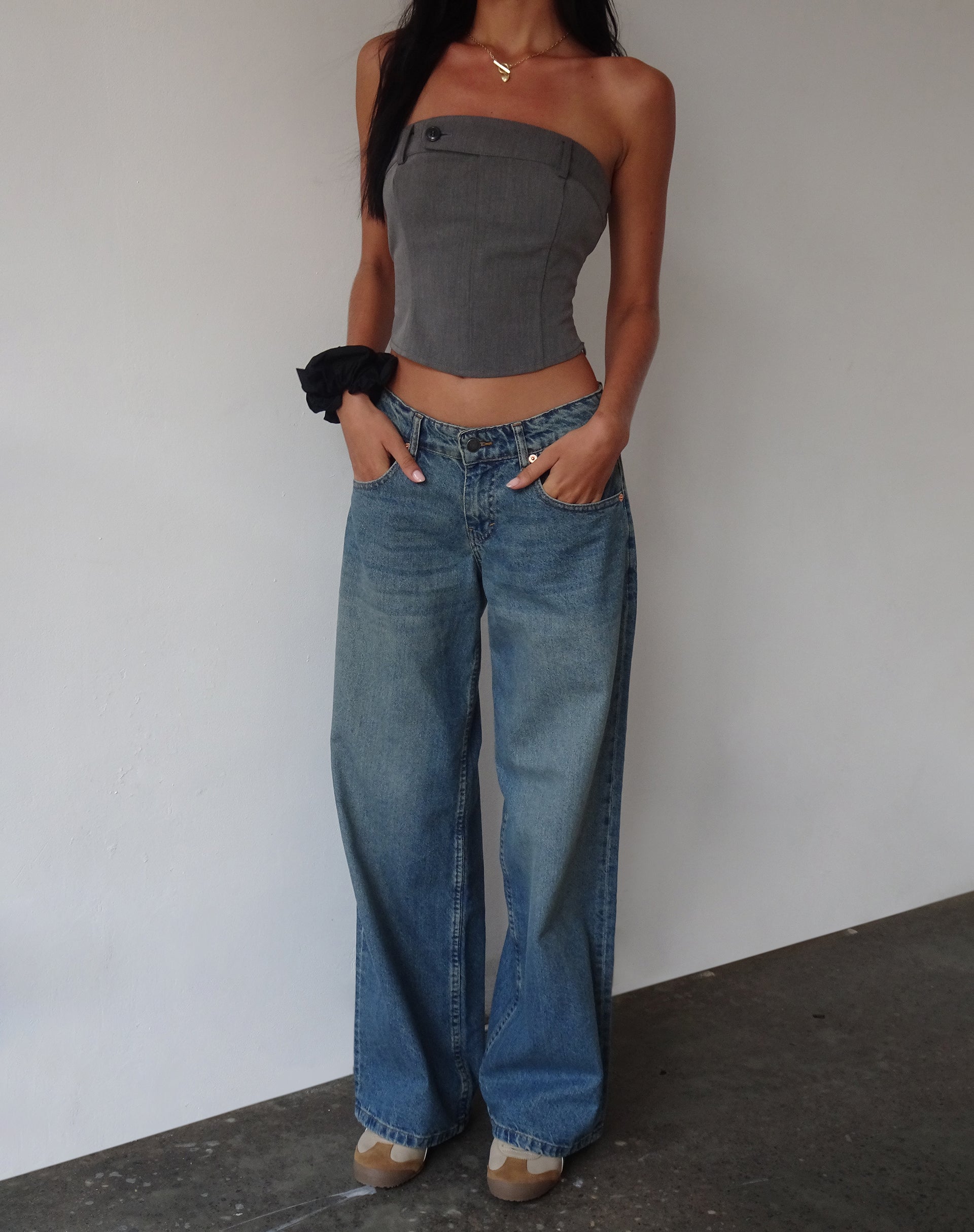 imagen de Manaf Belt Detail Corset Top en Tailoring Charcoal