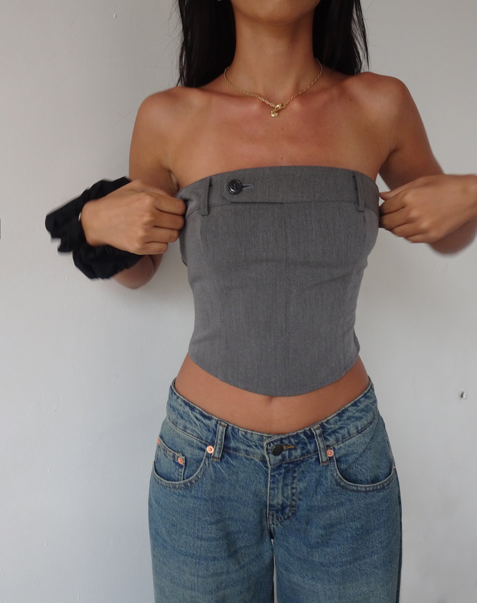 imagen de Manaf Belt Detail Corset Top en Tailoring Charcoal