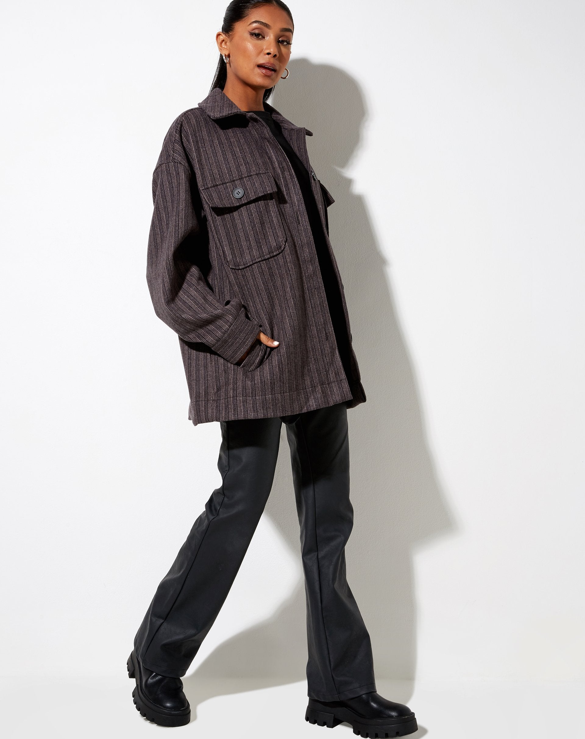 Imagen de la camisa Marcel a rayas negra y gris