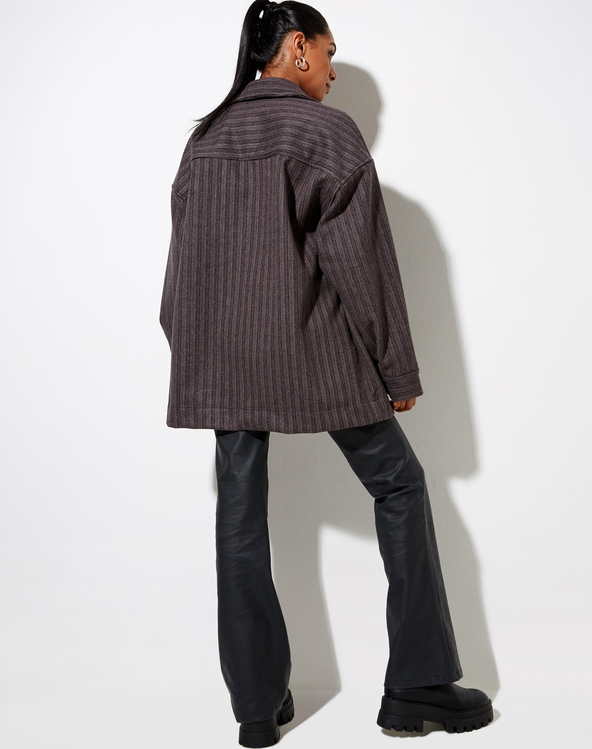 Imagen de la camisa Marcel a rayas negra y gris