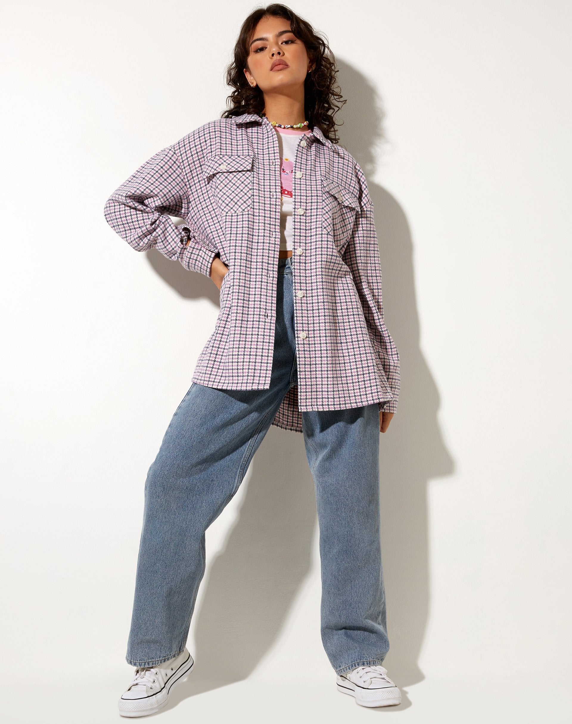 Imagen de la camisa Medita en rosa púrpura y negro