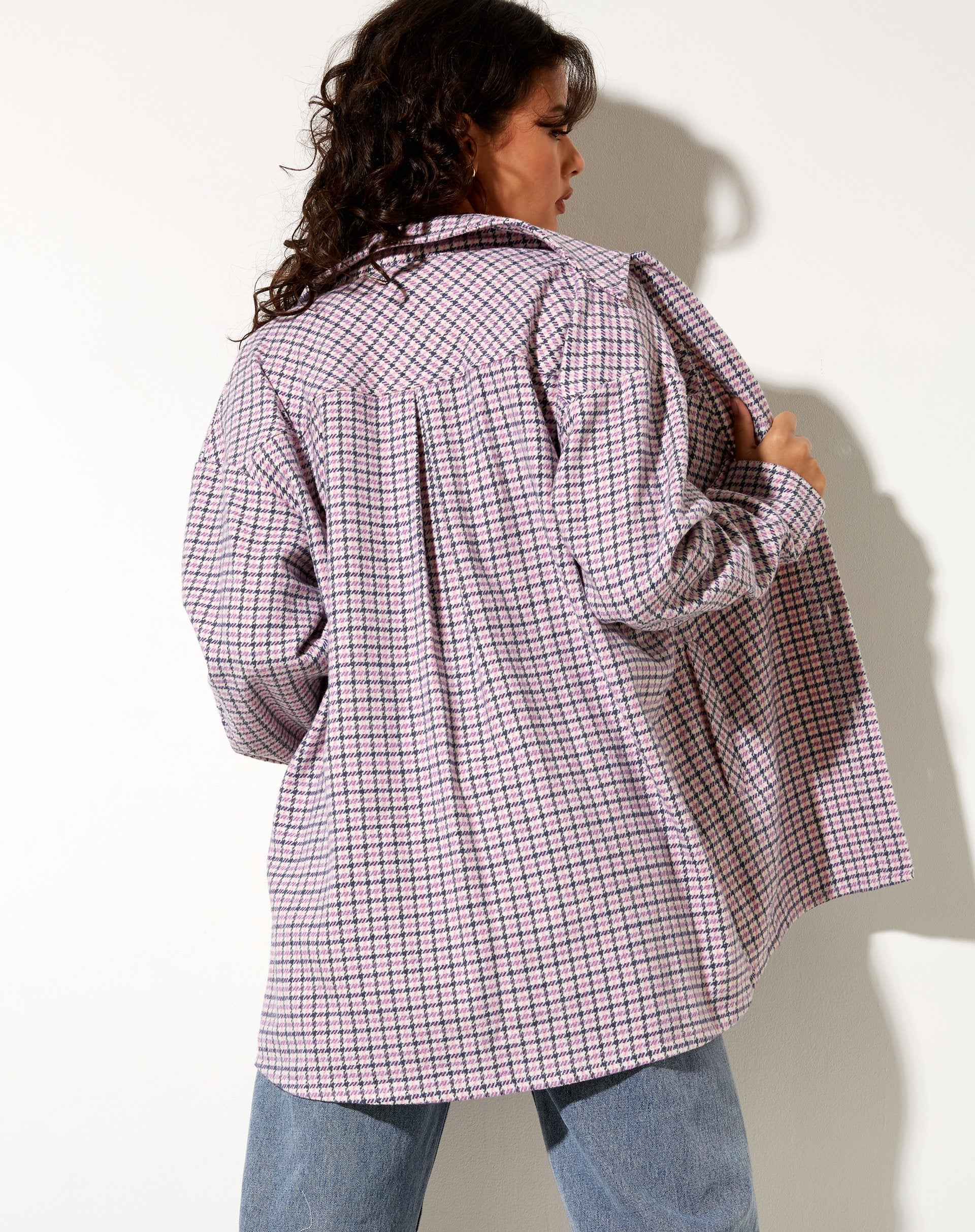 Imagen de la camisa Medita en rosa púrpura y negro