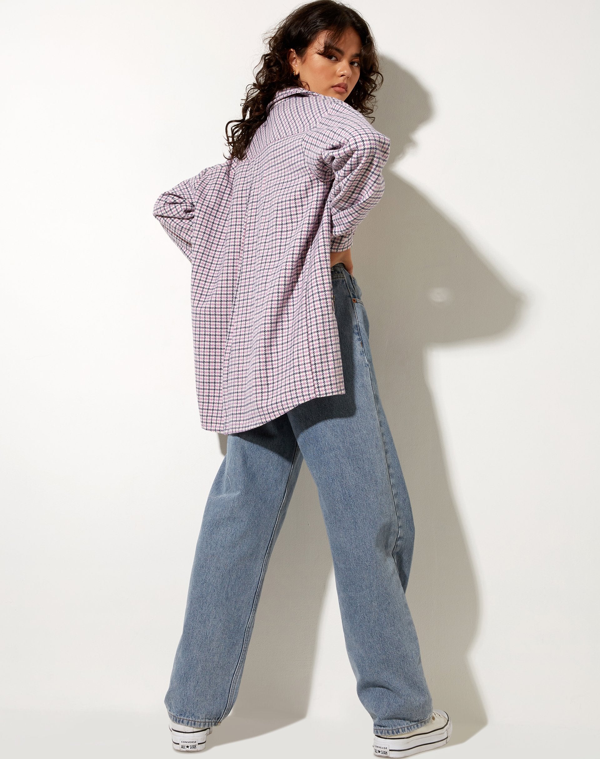 Imagen de la camisa Medita en rosa púrpura y negro