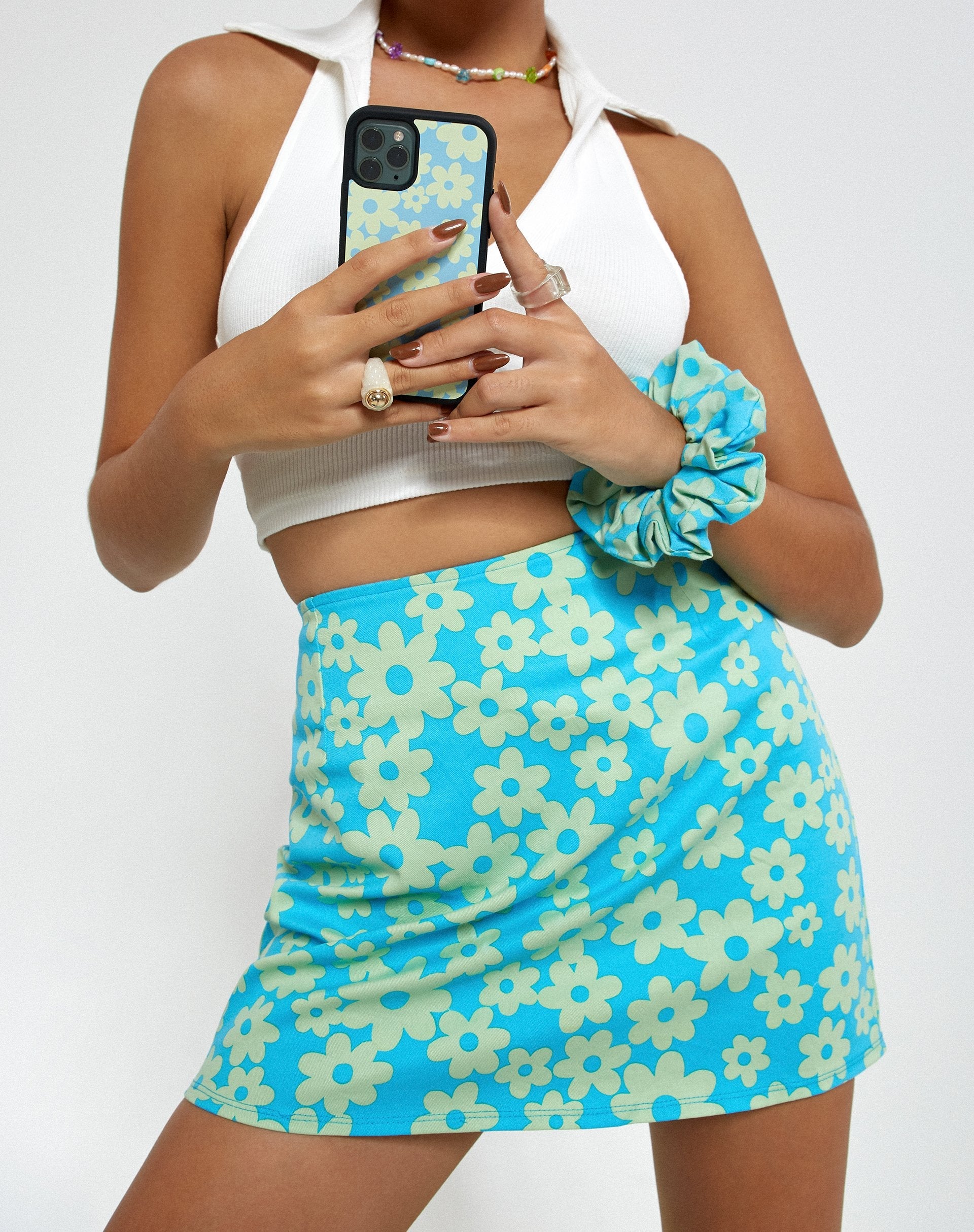 Imagen de la funda para Iphone Motel X Barbara Kristoffersen en azul margarita retro